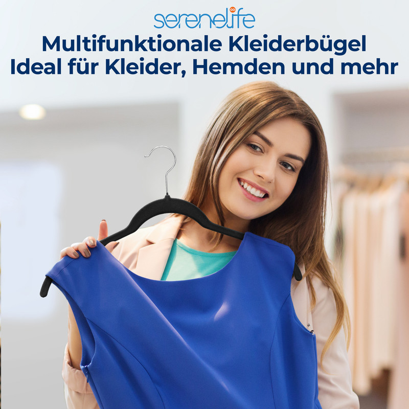 Frau hält ein blaues Kleid auf einem schwarzen Kleiderbügel in einem Geschäft.