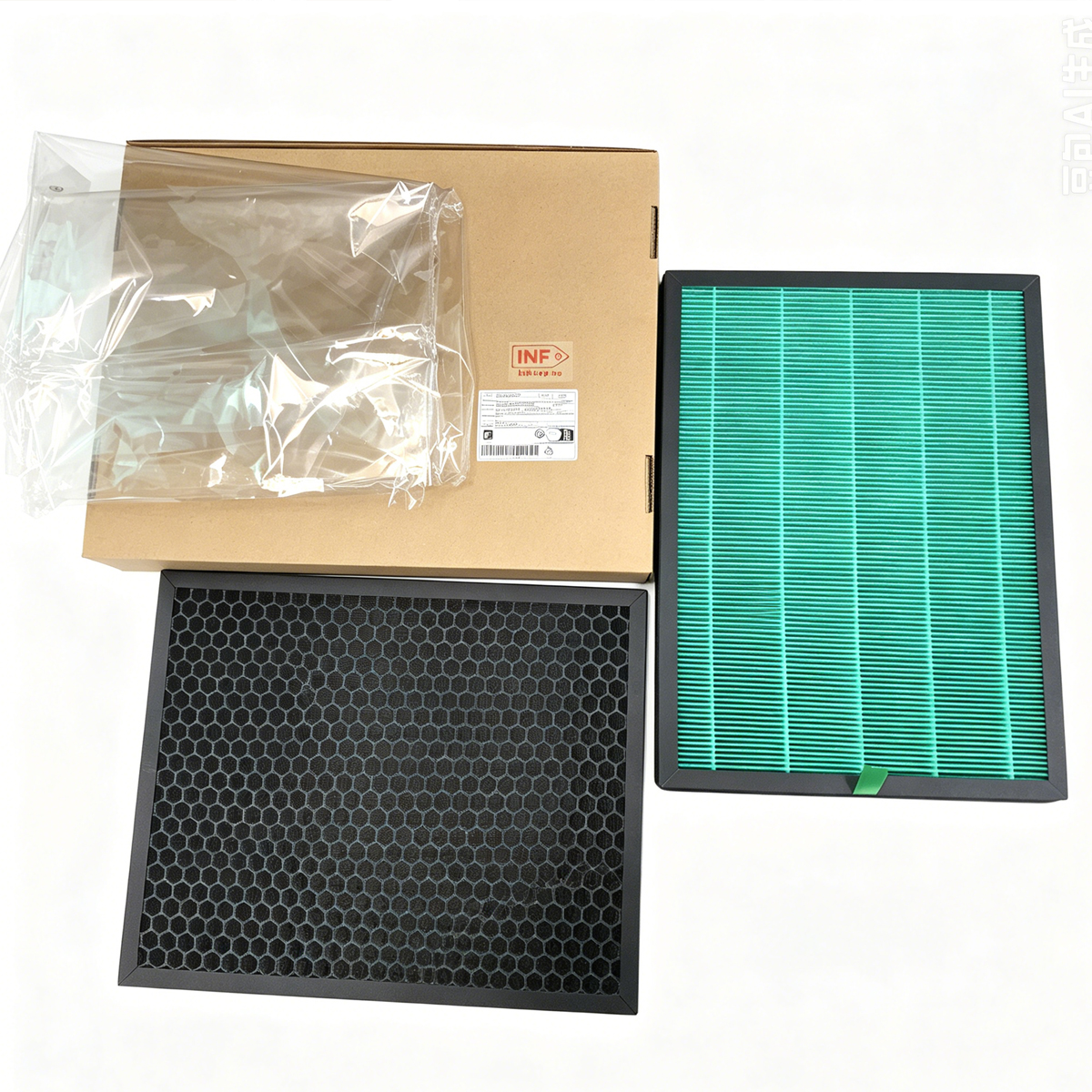 Zwei Luftfilter, ein schwarzer Wabenfilter und ein grüner Faltenfilter, neben einem braunen Karton mit Verpackung.