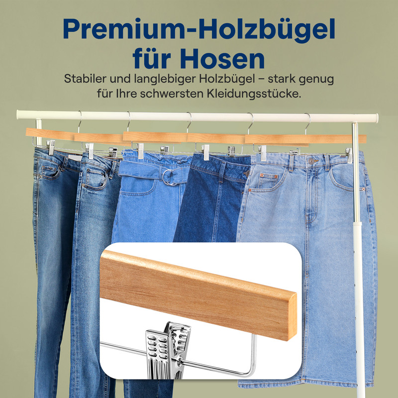 Mehrere Jeans und Röcke hängen an Holz-Kleiderbügeln an einer Stange.