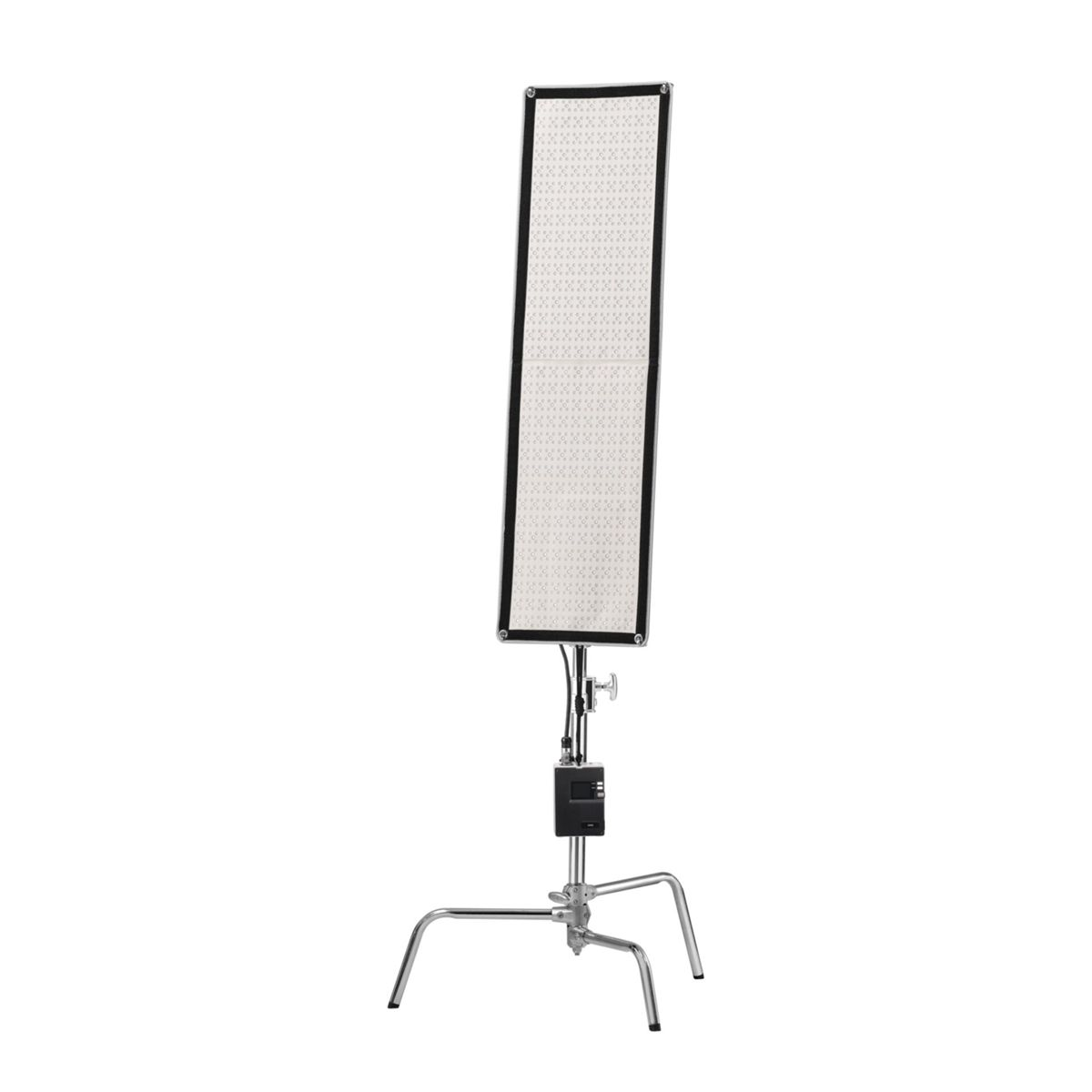 Ein vertikales LED-Panel mit Diffusor auf einem C-Stativ.