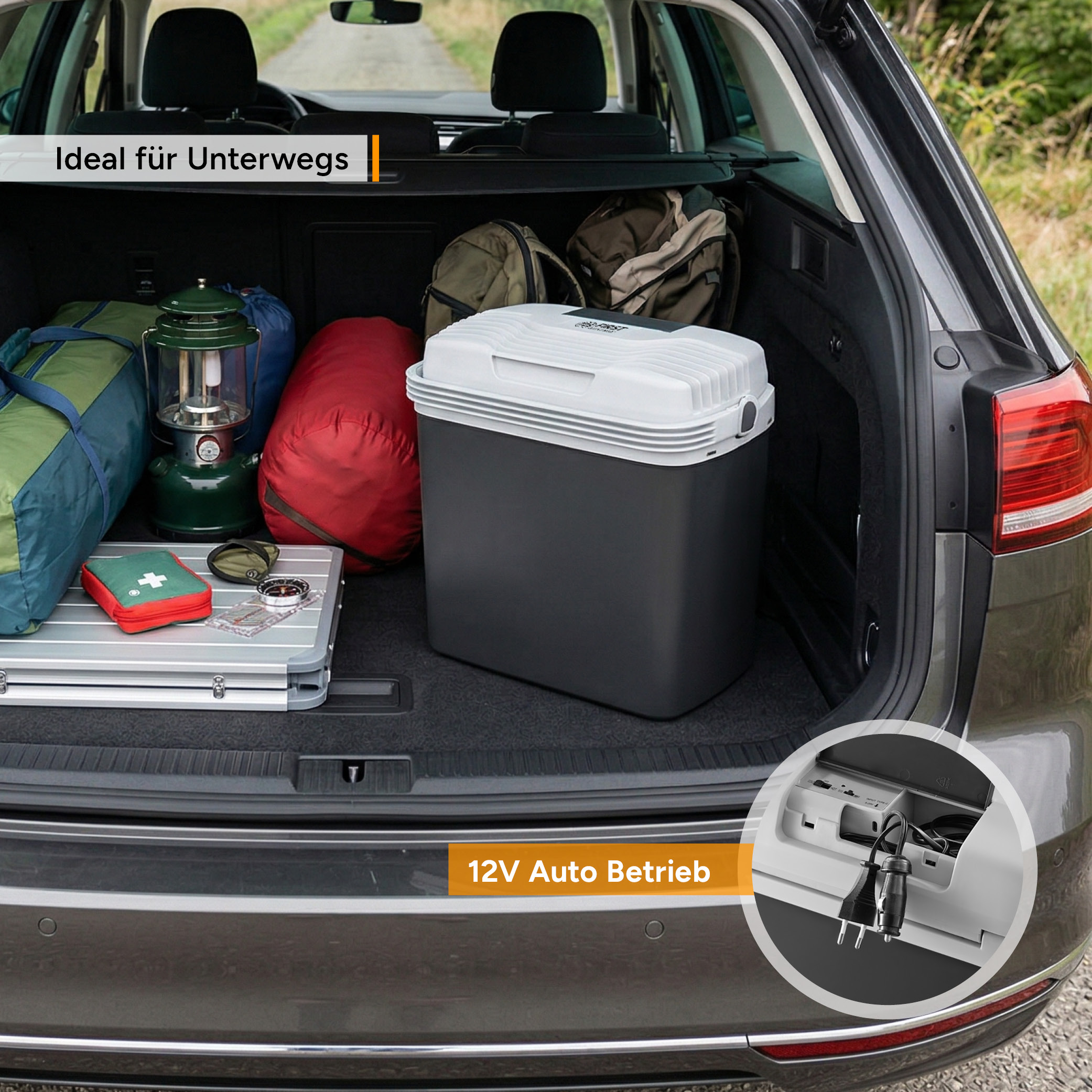 Ein Kofferraum voll mit Campingausrüstung, einschließlich Kühlbox, Laterne und Erste-Hilfe-Set, bereit für die Reise.