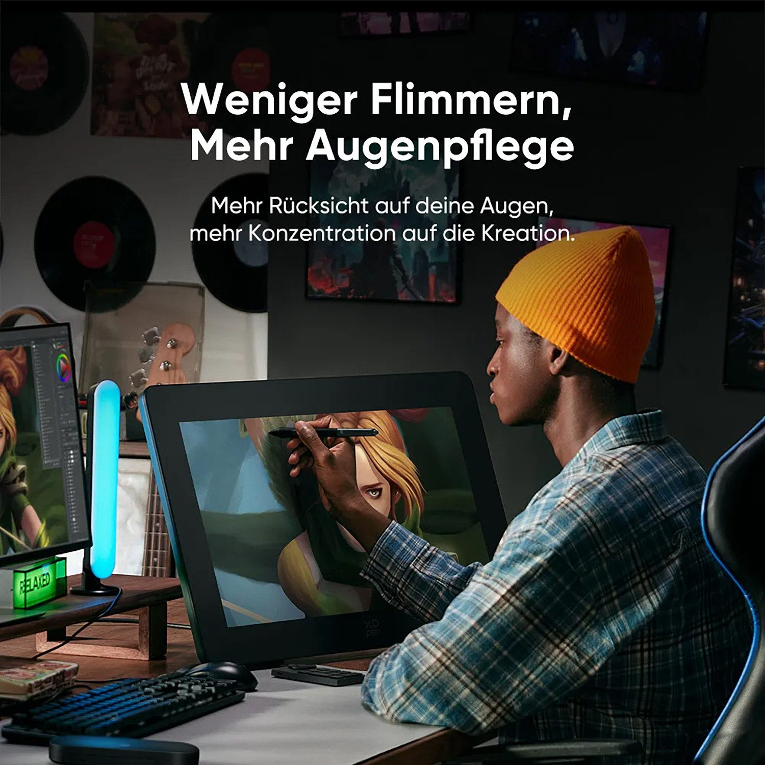Ein Mann mit orangefarbener Mütze zeichnet auf einem digitalen Tablet.
