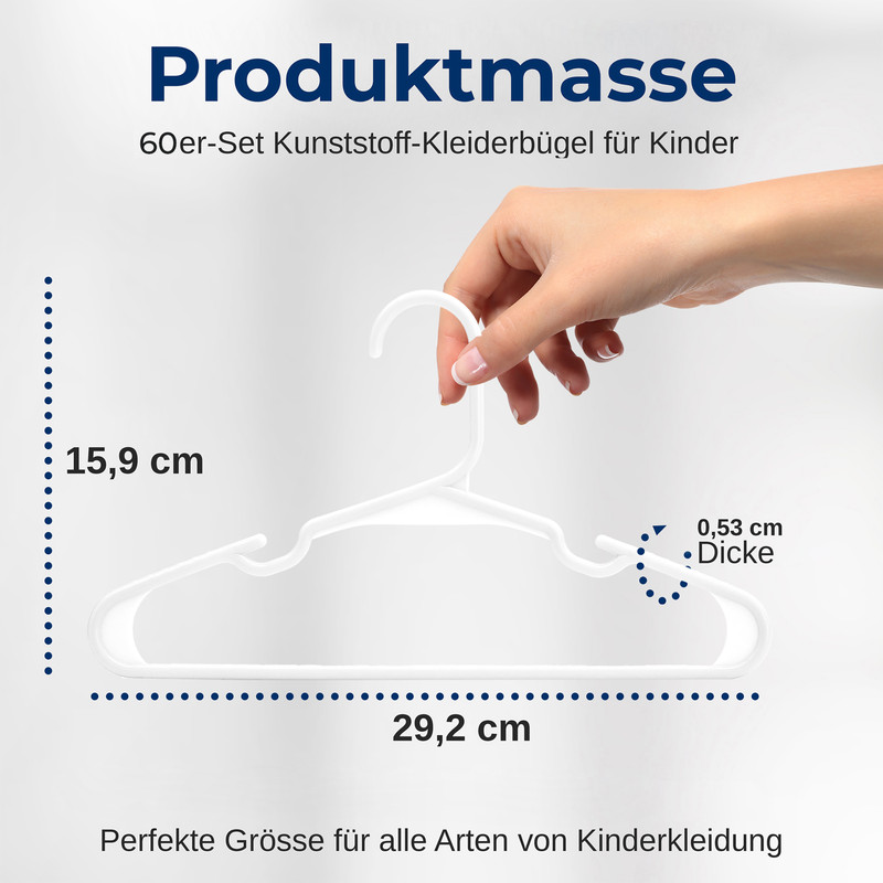 Eine Hand hält einen weißen Kinderkleiderbügel aus Kunststoff, der seine Maße zeigt: 15,9 cm Höhe, 29,2 cm Breite, 0,53 cm Dicke.