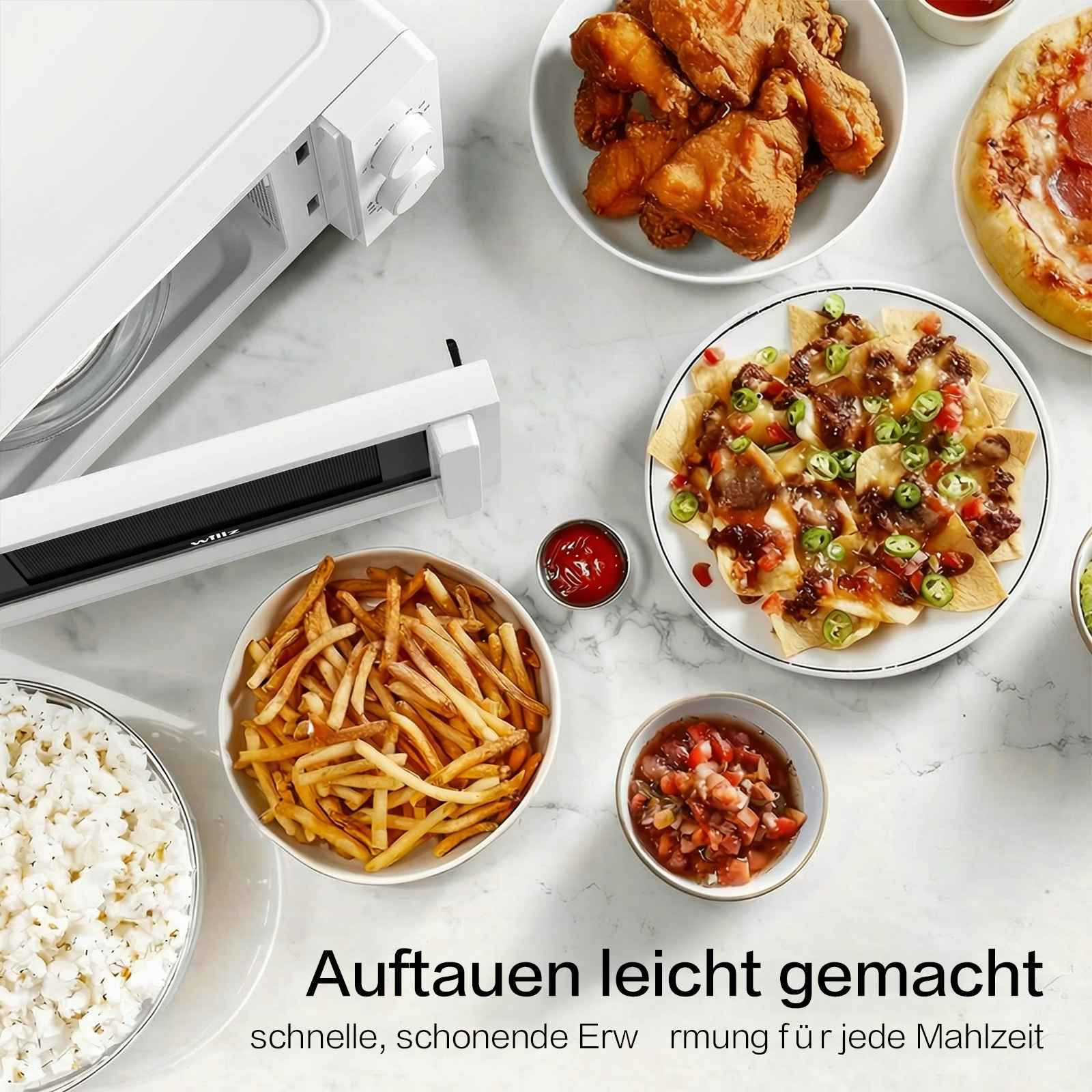 Weiße Mikrowelle mit verschiedenen Gerichten: Hähnchen, Nachos, Pommes, Reis, Pizza.