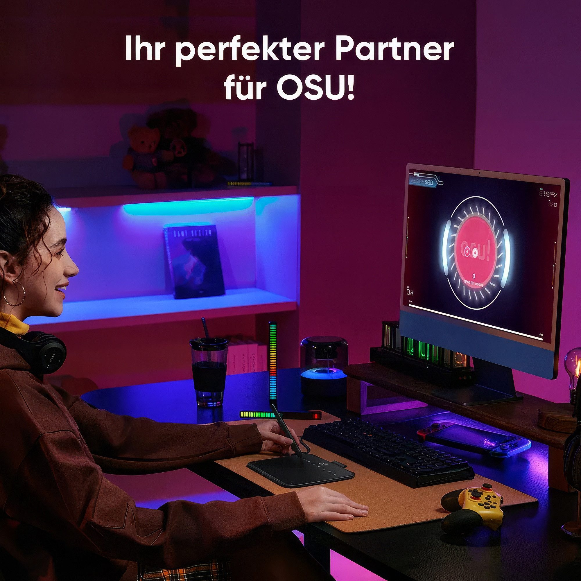 Eine junge Frau spielt am PC in einem Raum mit violetter und blauer Beleuchtung.