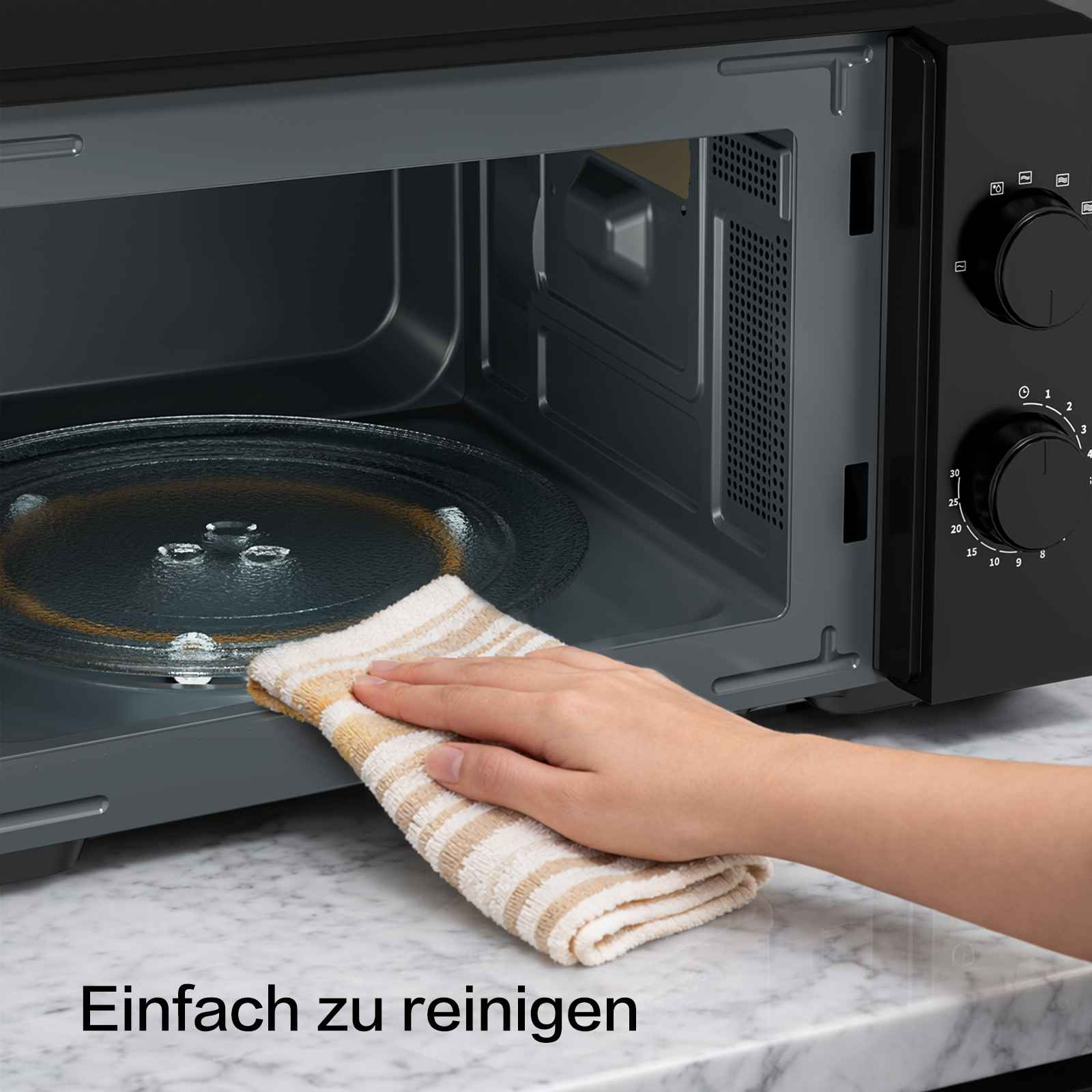 Eine Hand mit einem gestreiften Tuch reinigt das Innere einer Mikrowelle.