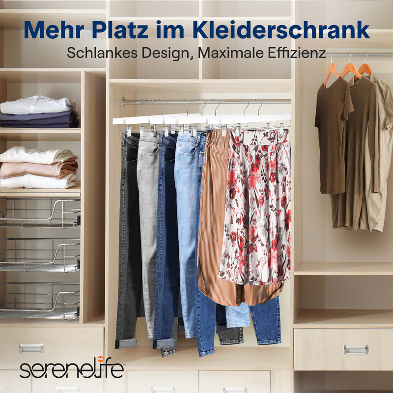 Kleiderschrank mit ordentlich gestapelter Kleidung und Hosen an Kleiderbügeln.