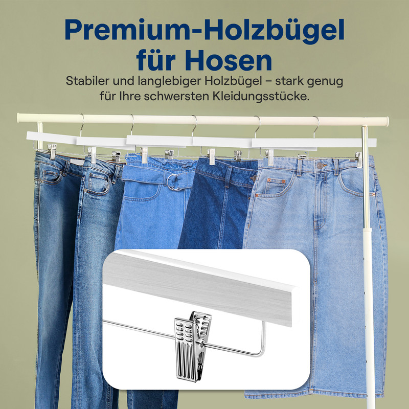 Mehrere Jeans und Röcke hängen an weißen Kleiderbügeln mit Clips.