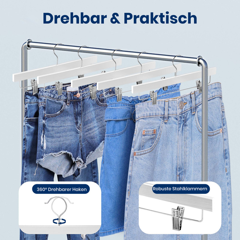 Vier blaue Jeansshorts und Röcke hängen an weißen Kleiderbügeln mit Metallklammern an einer silbernen Kleiderstange.