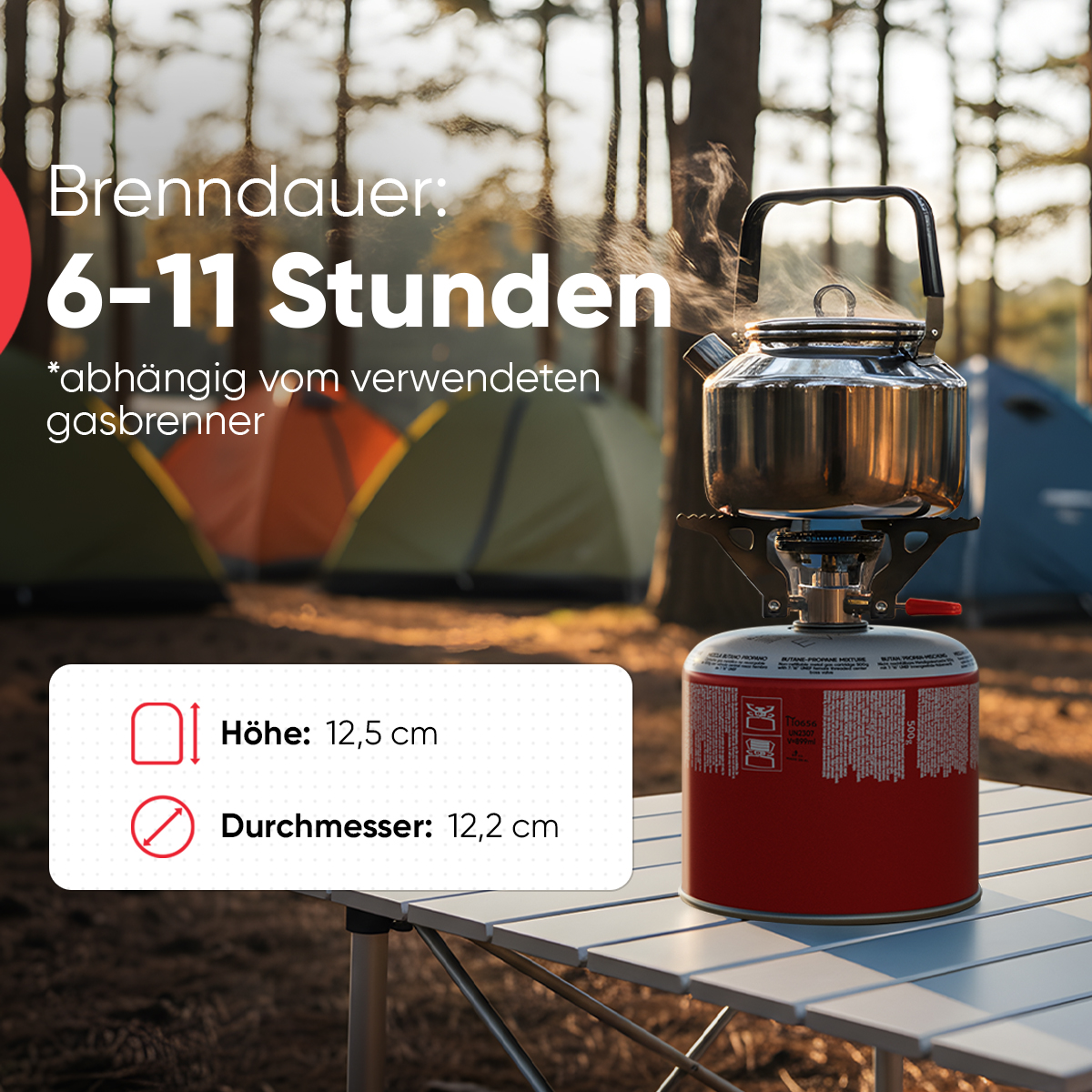 Ein Campingkocher mit Kanne auf einem Tisch, Zelte im Hintergrund.