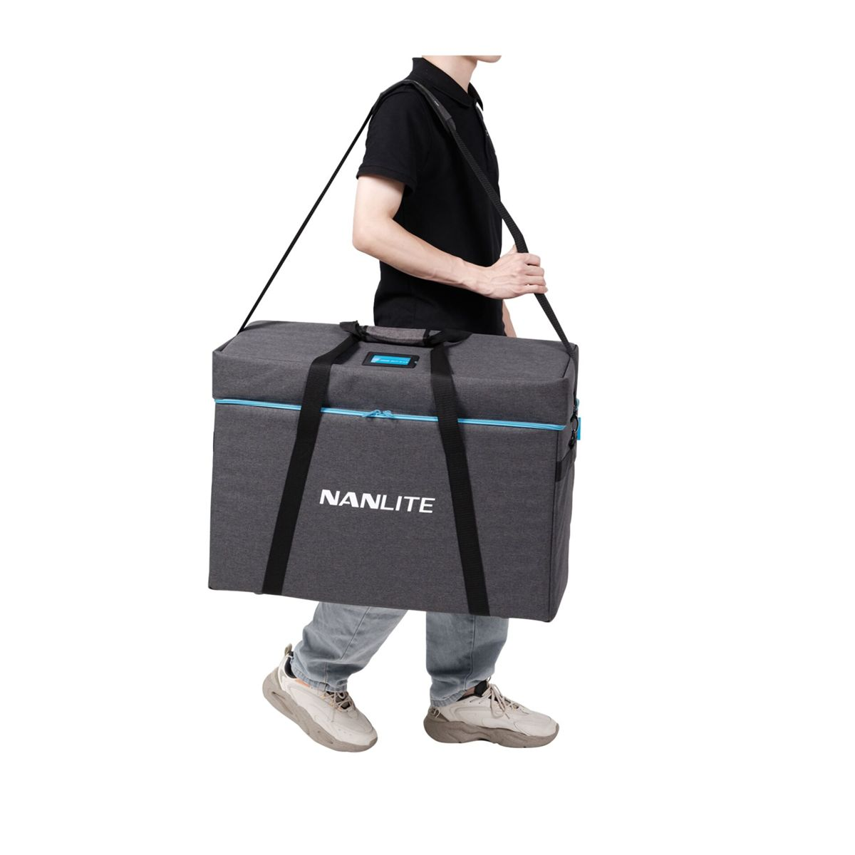 Ein Mann trägt eine große graue Nanlite-Tasche über der Schulter.
