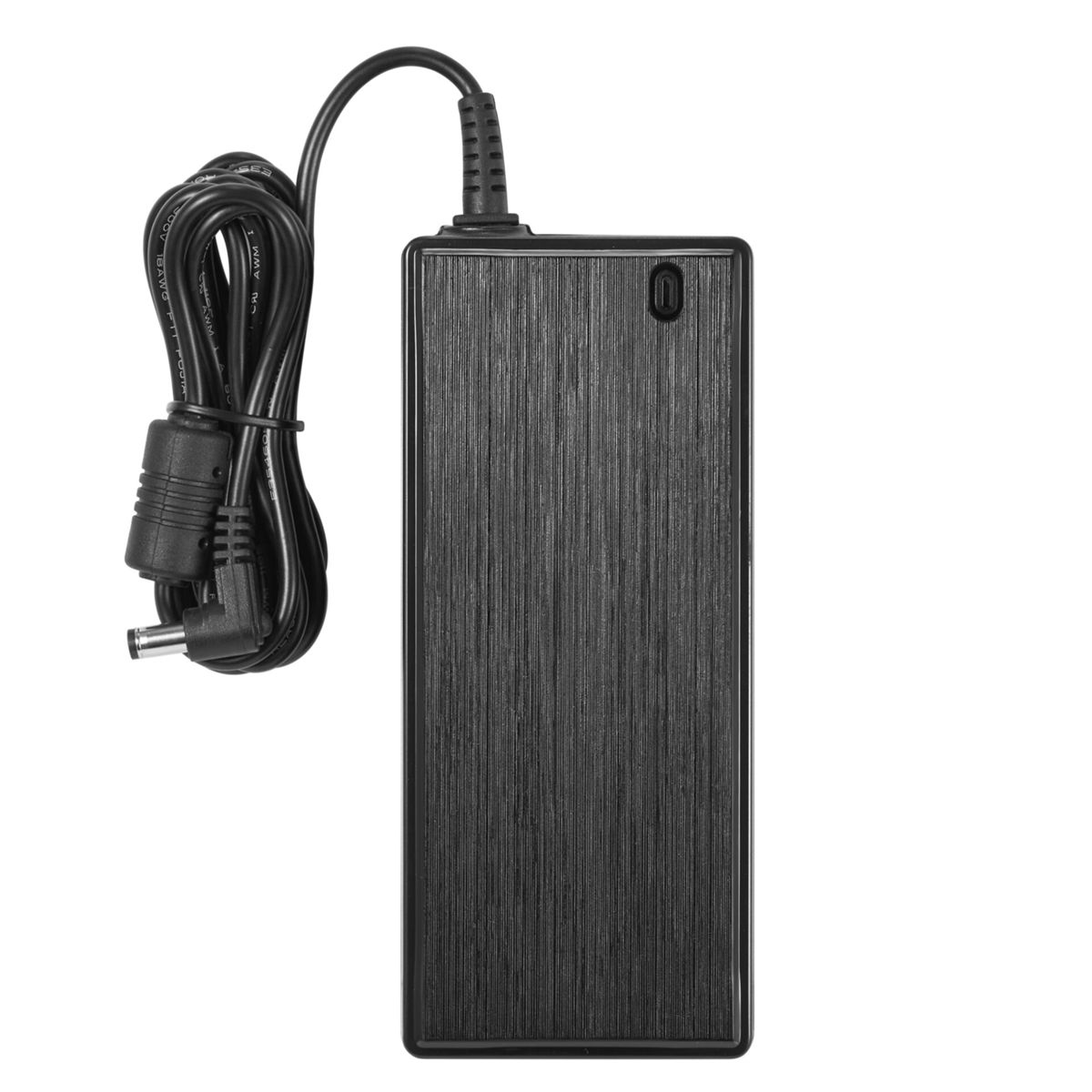 Ein schwarzes, rechteckiges Netzteil mit strukturierter Oberfläche, verbunden mit einem gewickelten schwarzen Kabel und einem Hohlstecker.