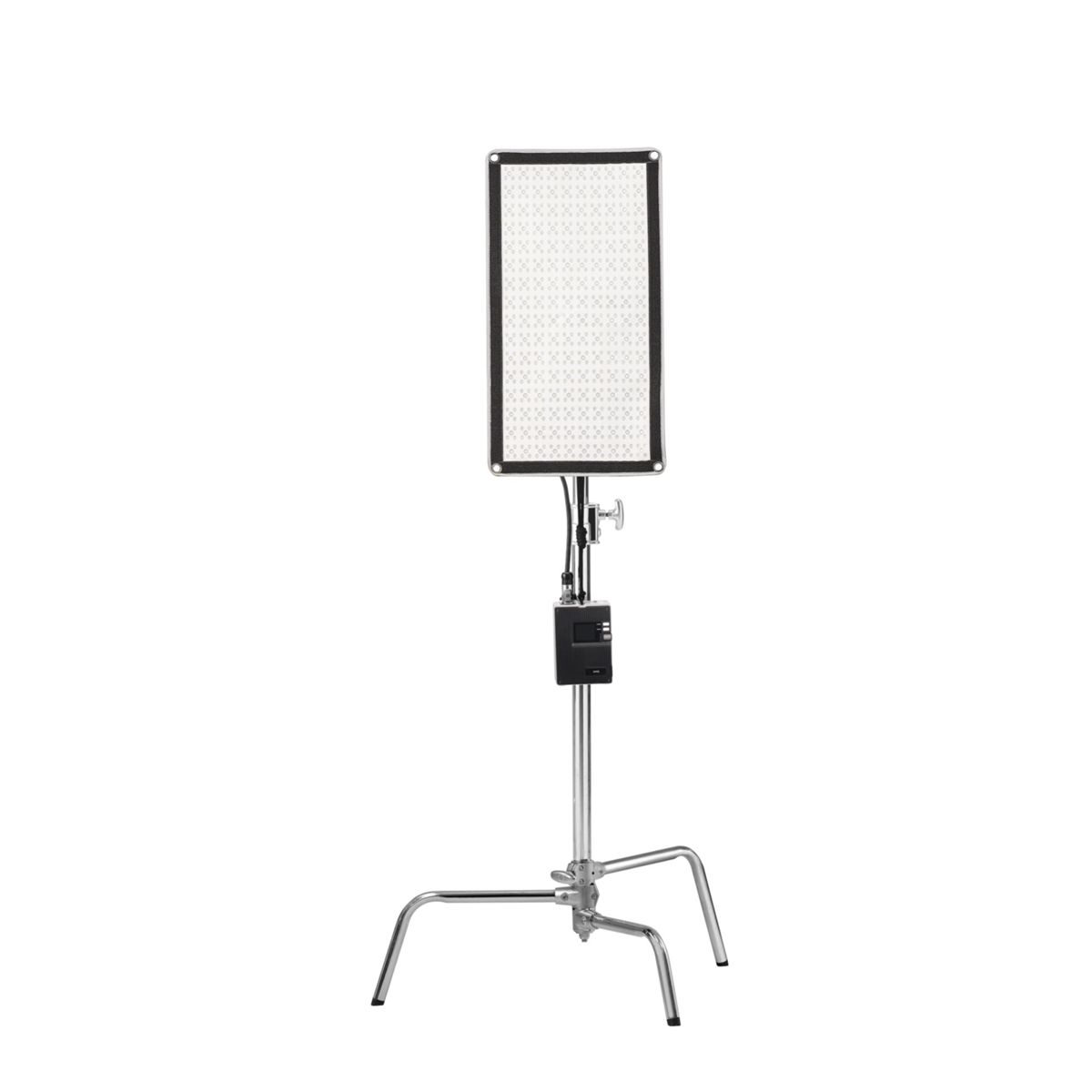 Ein Rechteckiges LED-Panel mit Diffusor auf einem C-Stativ.