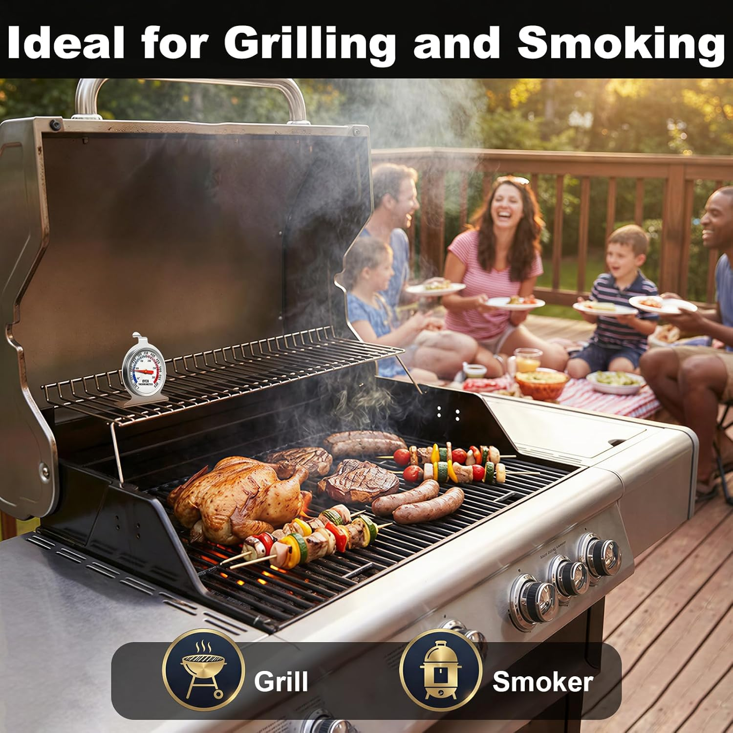 Ein Grill mit Huhn, Würstchen und Spießen, während eine Familie im Hintergrund isst.