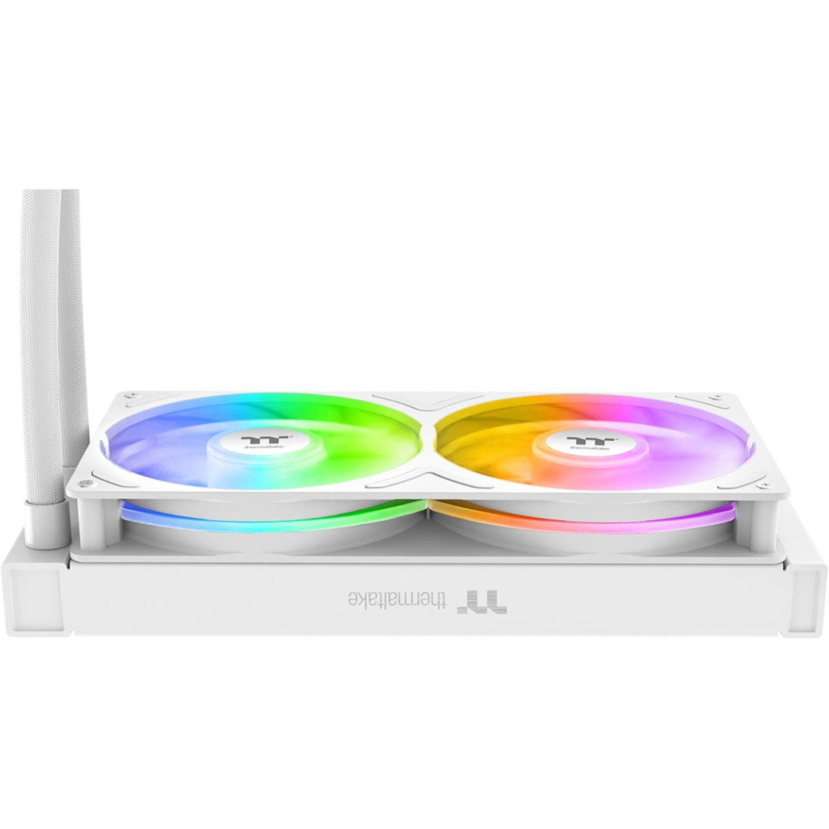 Ein weißer Thermaltake CPU-Kühler mit zwei RGB-Lüftern.