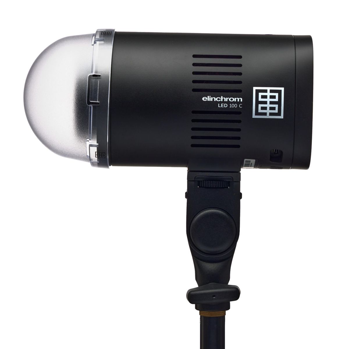 Ein schwarzer Elinchrom LED 100 C Blitzkopf mit einem transparenten Diffusor und Halterung.