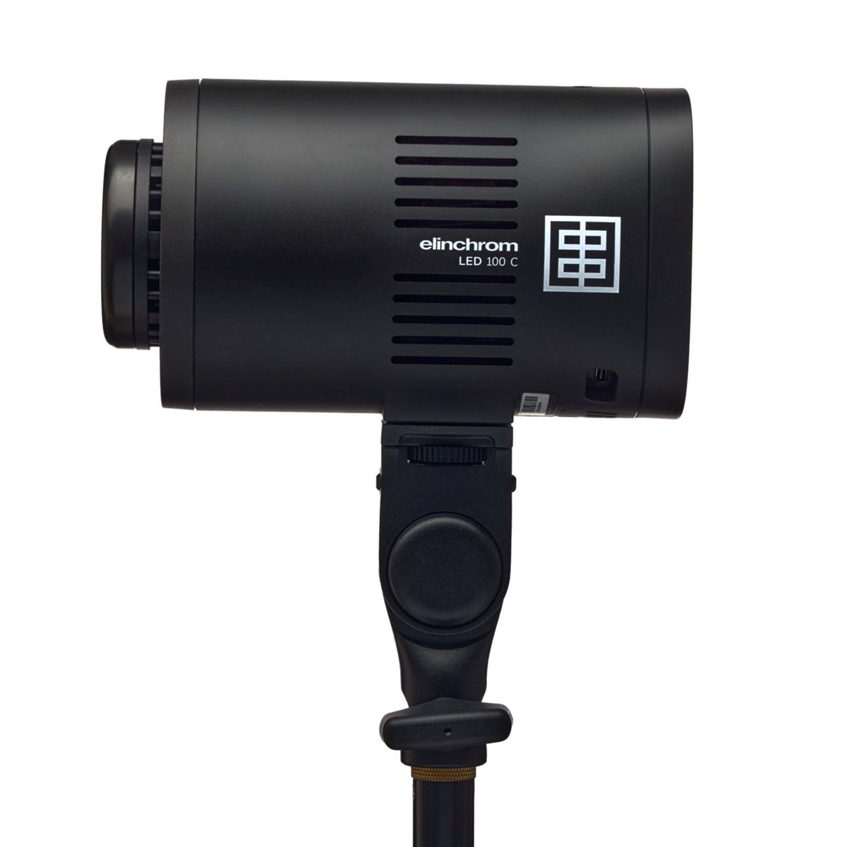 Ein schwarzer Elinchrom LED 100 C Blitzkopf auf einem Stativ mit Lüftungsschlitzen.