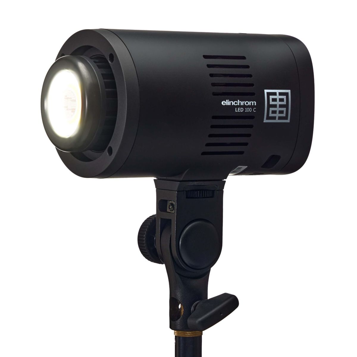Schwarzer Elinchrom LED 100 C Blitzkopf auf einem Stativ montiert, mit Licht.