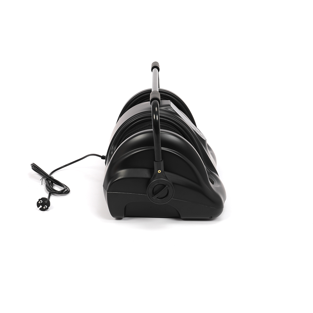 Schwarze Kabeltrommel mit Griff und Stecker auf weißem Hintergrund.