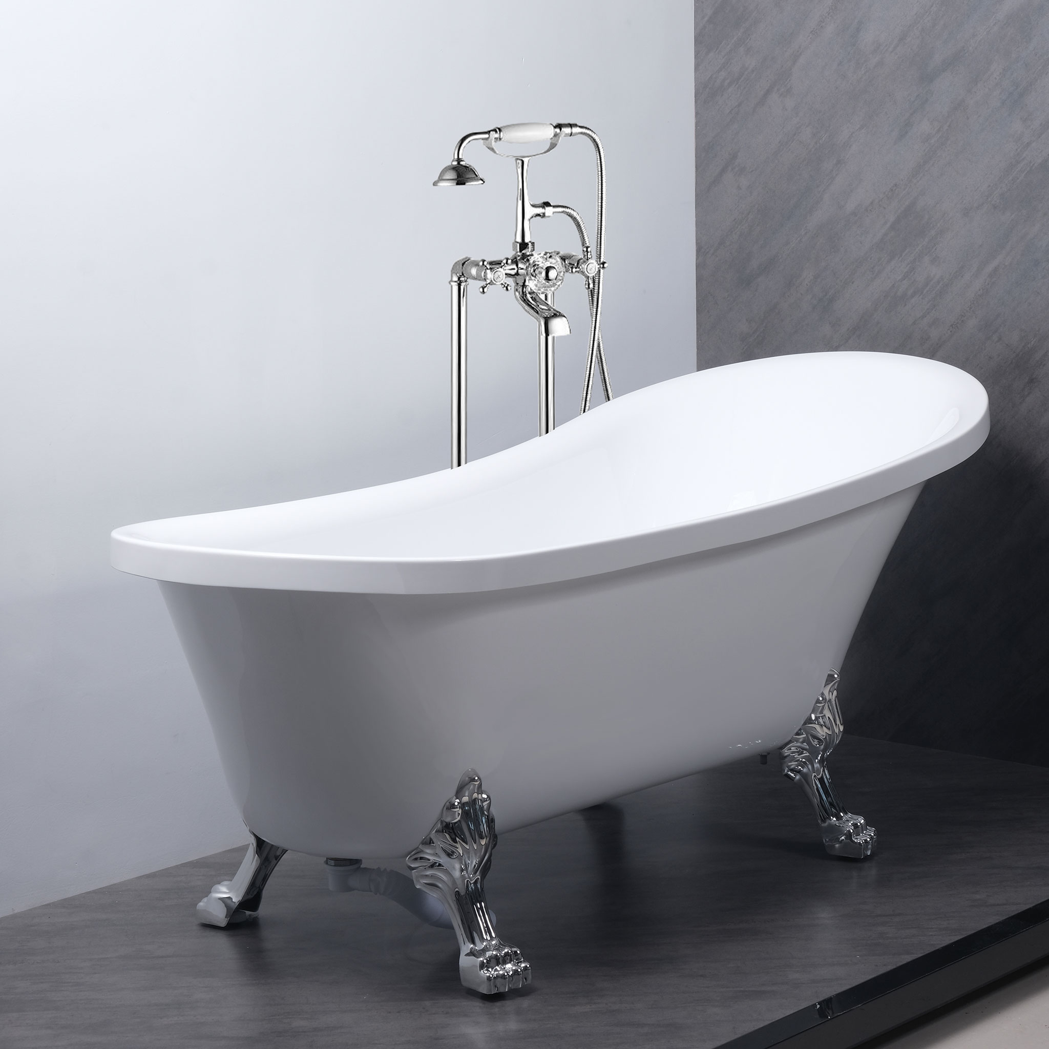 Eine weiße Standbadewanne mit Chromarmaturen und Klauenfüßen auf dunklem Boden.