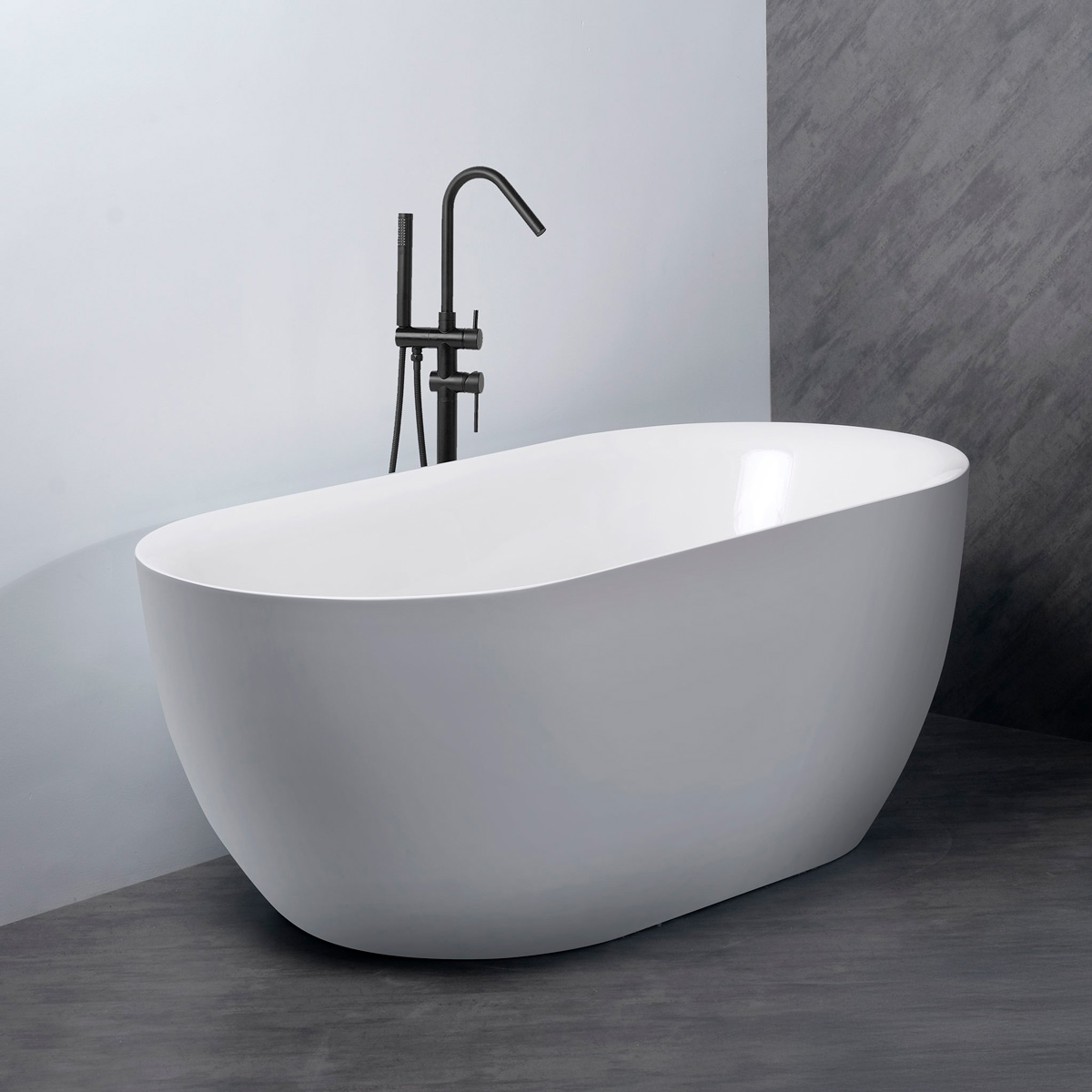 Ein weiße, ovale Badewanne mit einem schwarzen Standwasserhahn in einem modernen Bad.