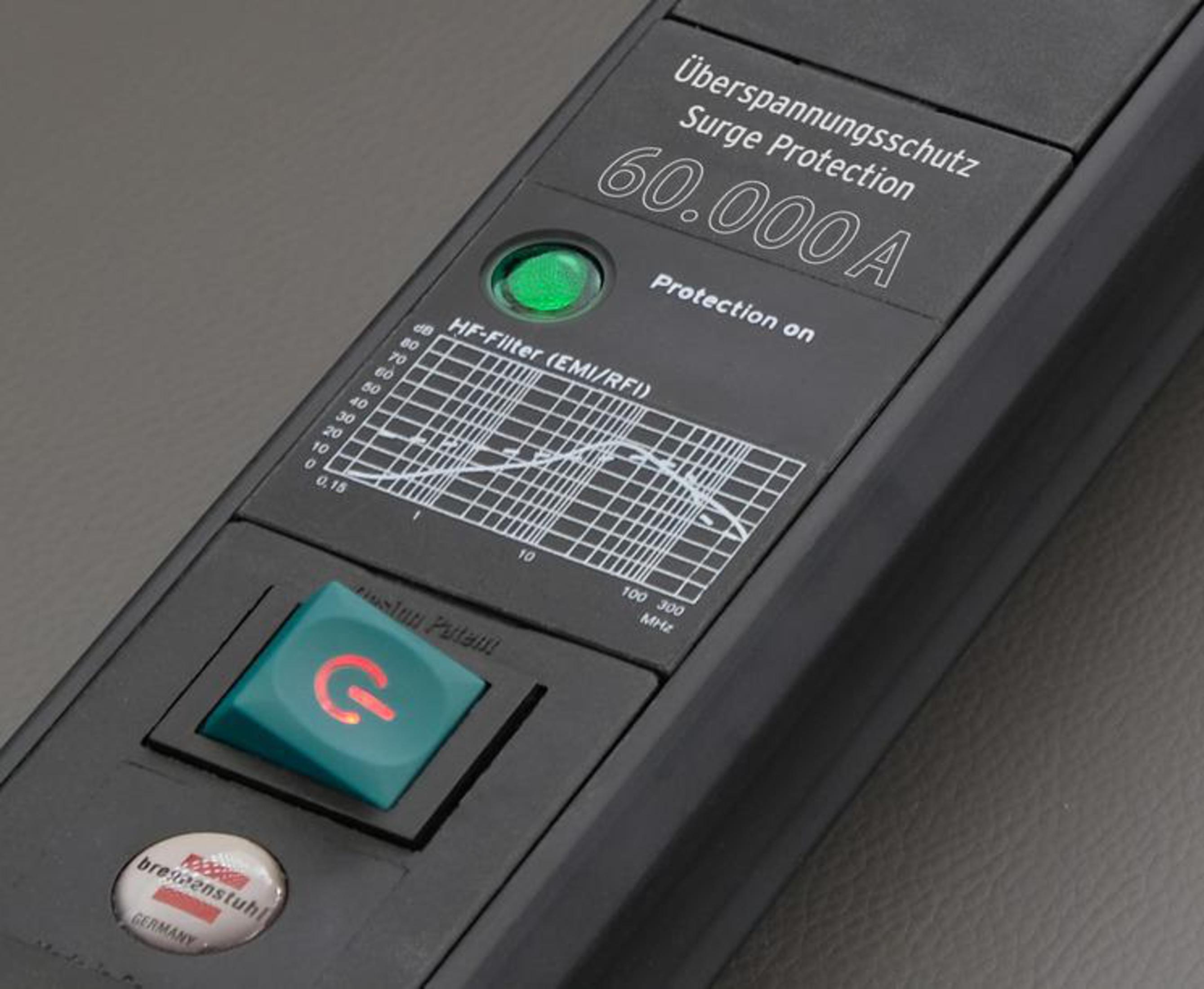 Schwarzes Gerät mit grüner LED, Power-Knopf und HF-Filter-Diagramm.