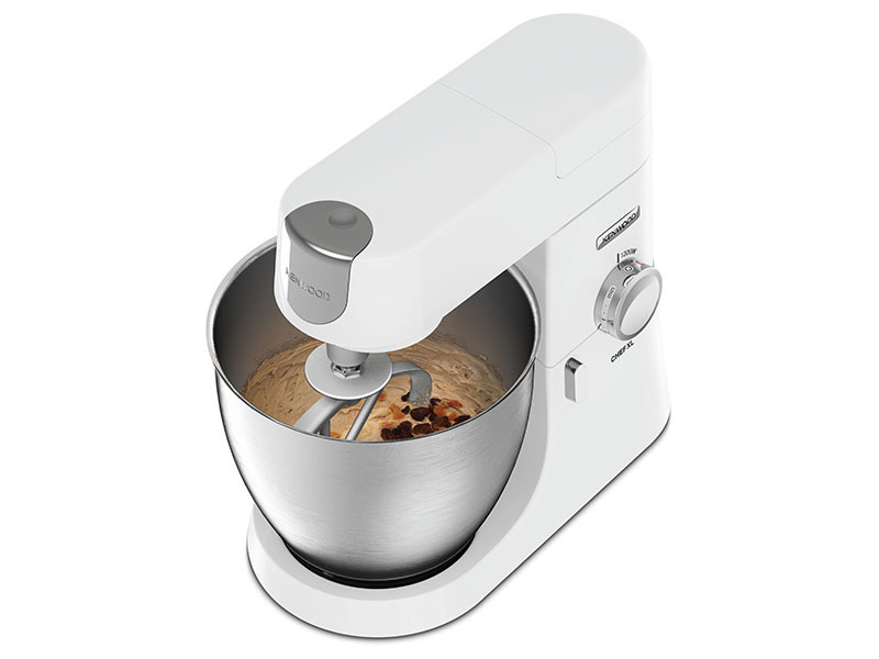 Ein weißer Kenwood Küchenmaschinen-Mixer mit Teig in der Edelstahlschüssel.