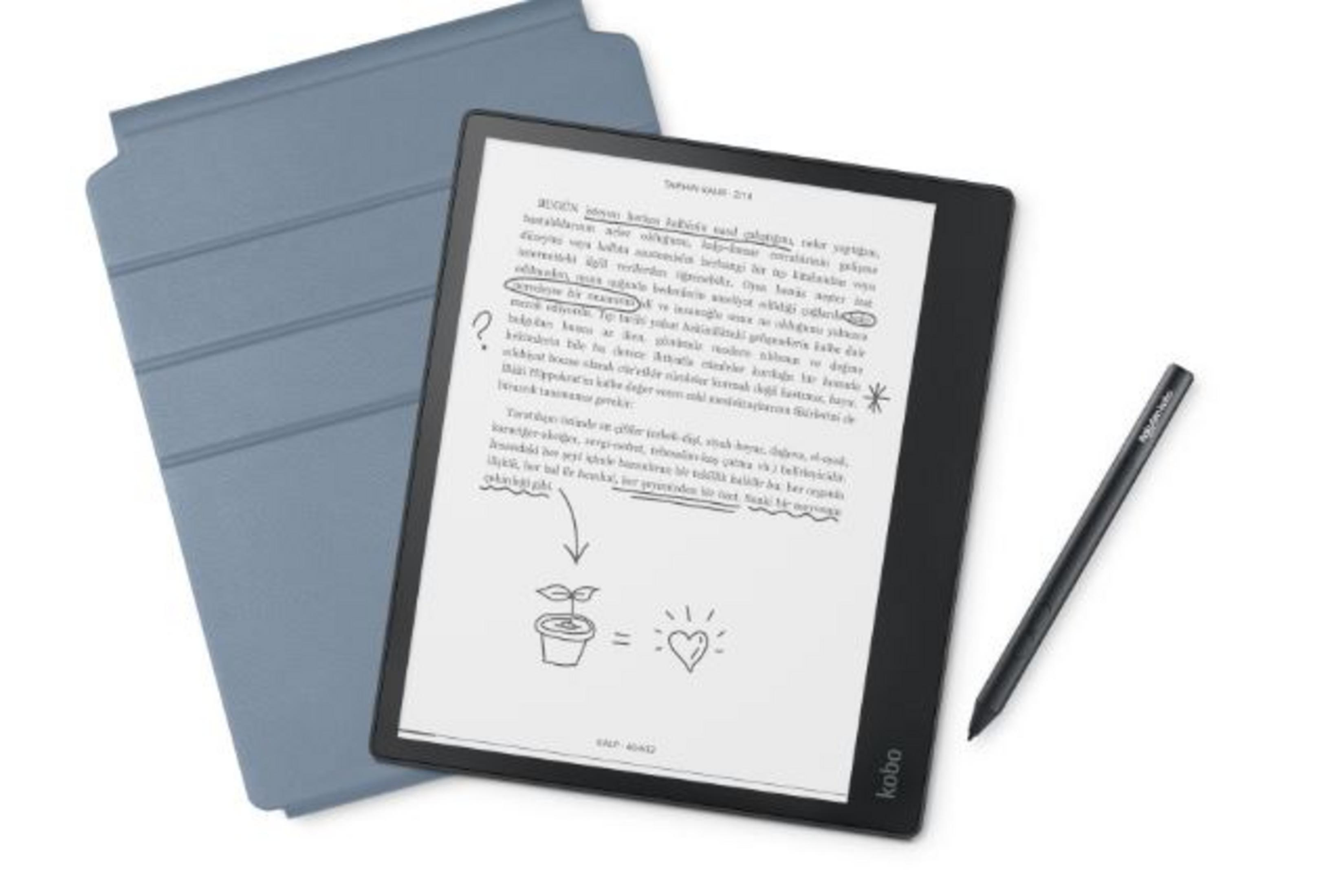 Un e-reader nero con testo e disegni sullo schermo, una custodia protettiva blu e una penna stilo nera su una superficie bianca.