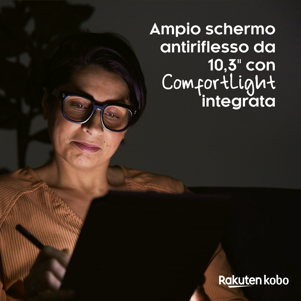 Una donna con gli occhiali usa un tablet scuro in una stanza poco illuminata, con testo su uno schermo antiriflesso da 10,3".
