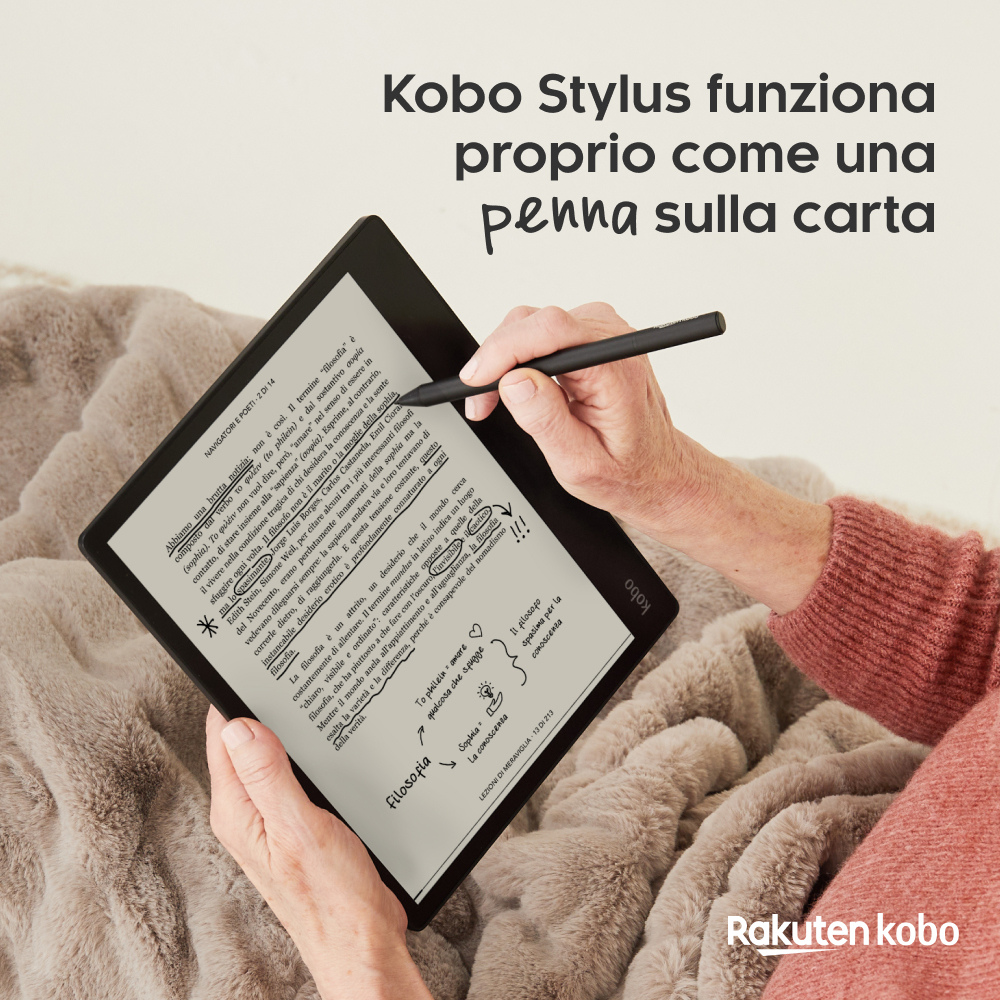 Una mano tiene un e-reader con testo e note visibili. Uno stilo scrive sullo schermo.