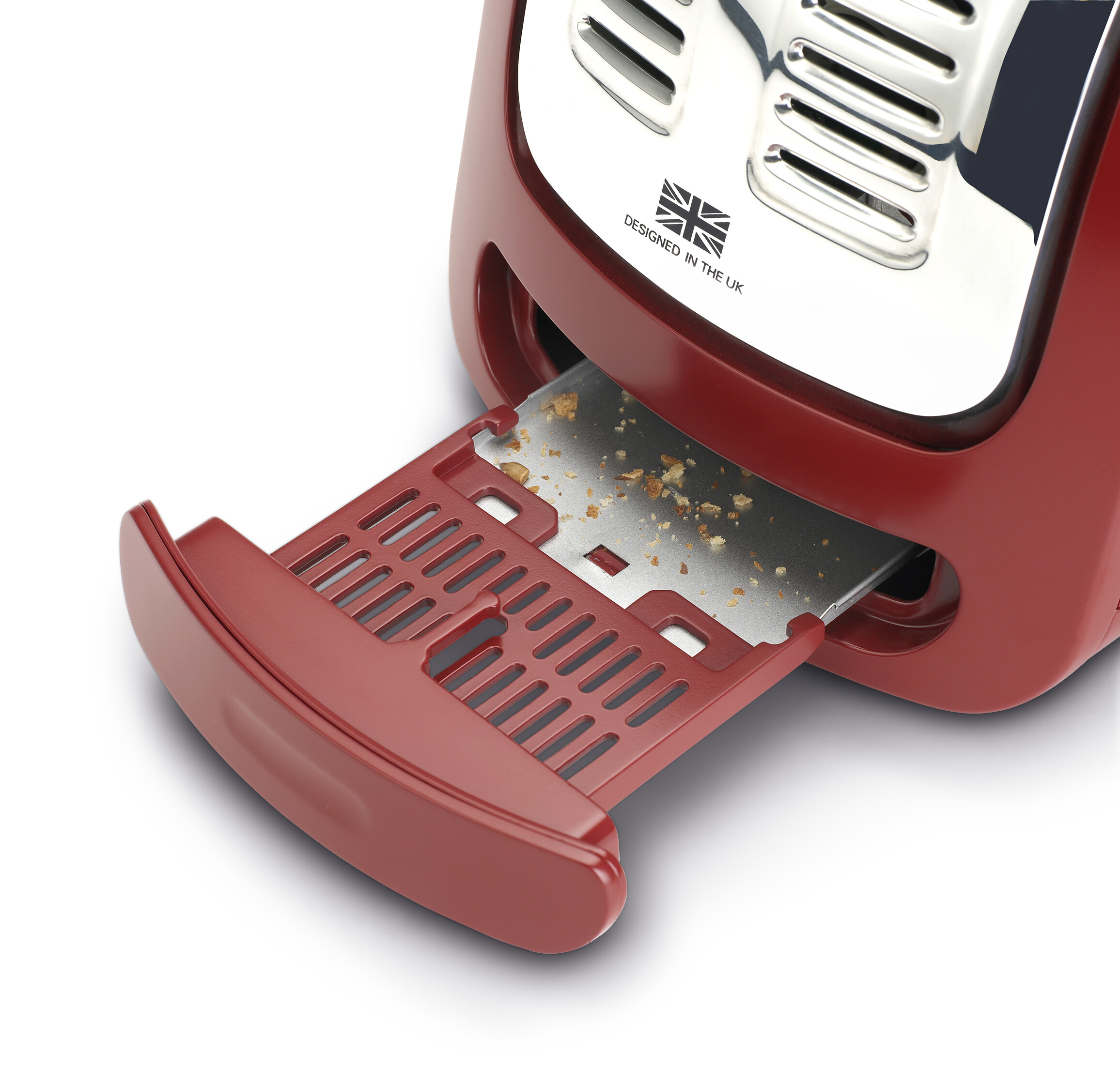 Ein roter Toaster mit herausgezogener Krümelschublade und Krümeln.