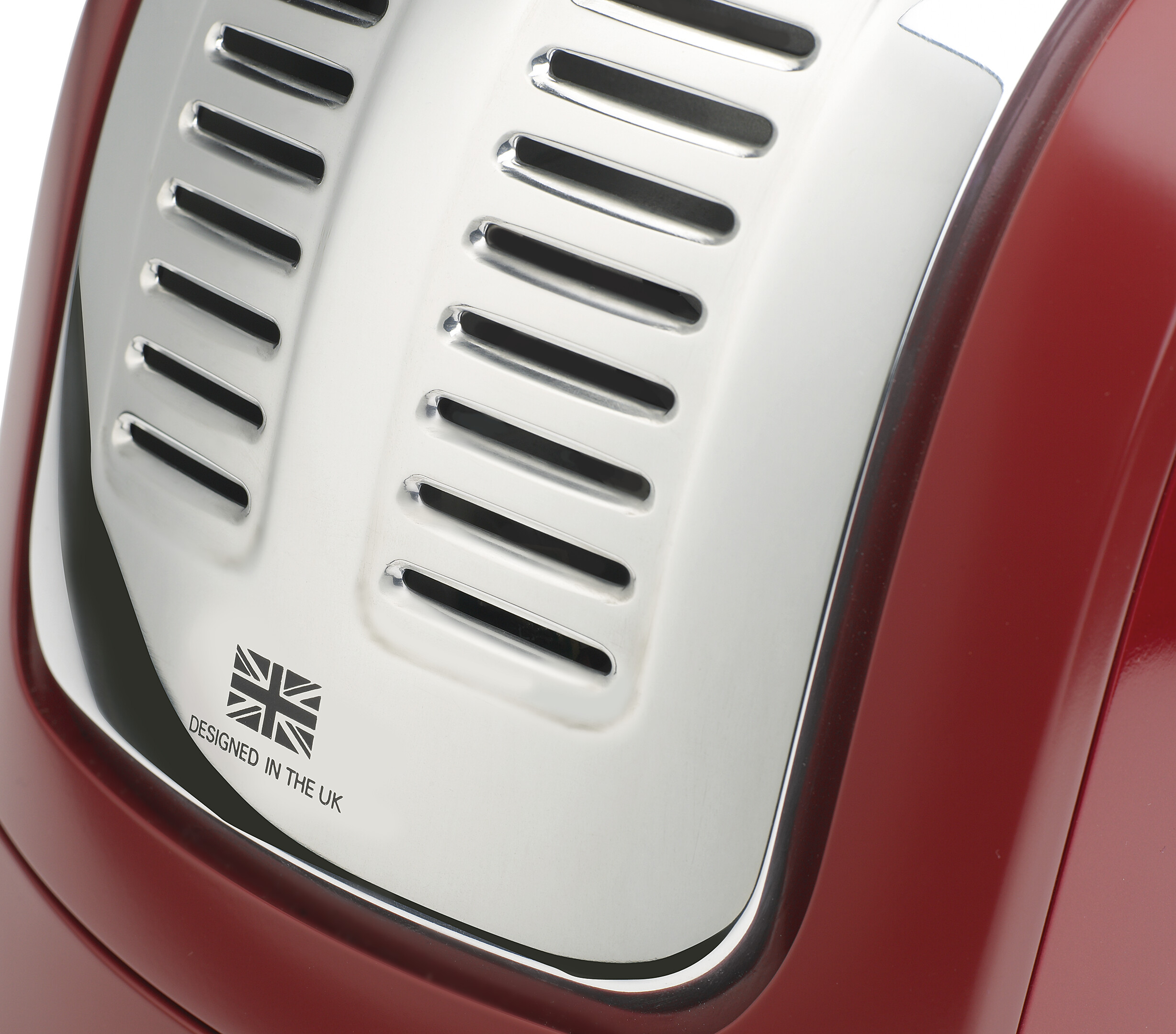 Nahaufnahme eines rot-silbernen Toasters mit der Aufschrift „DESIGNED IN THE UK“ und einer Union Jack Flagge.