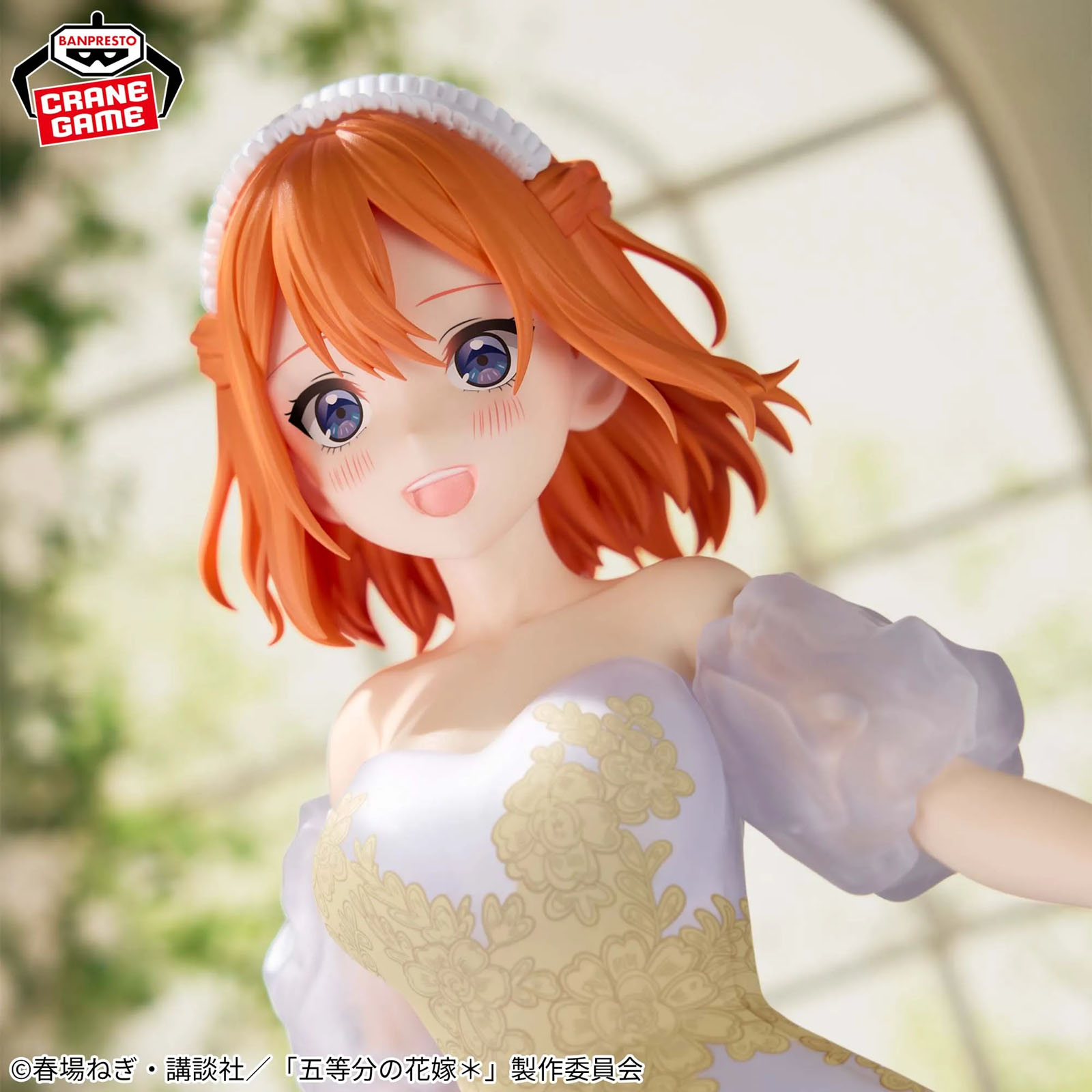 Figura de anime de una chica con pelo naranja en un vestido blanco con detalles dorados.