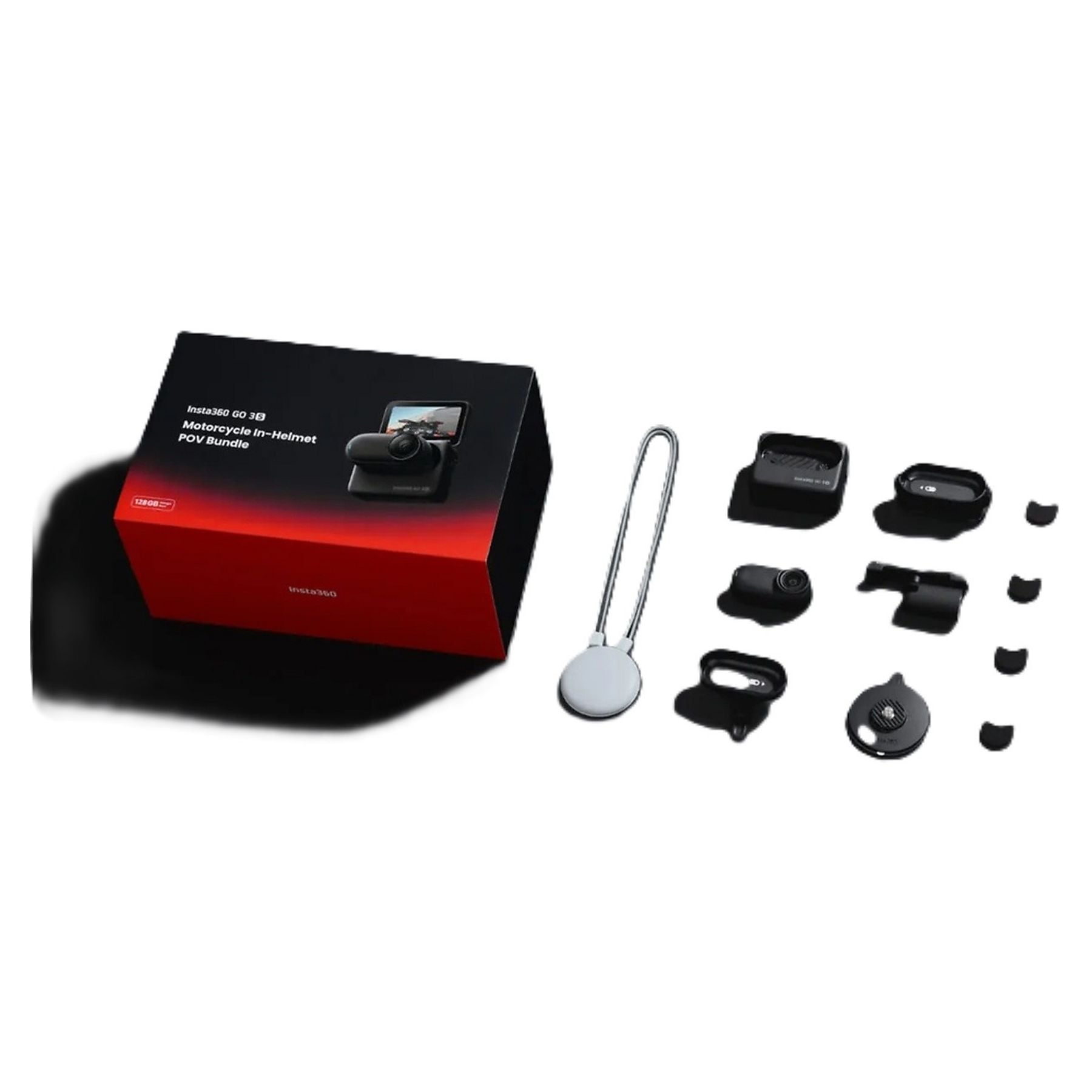 Una scatola nera e rossa del bundle Insta360 GO 3 Motorcycle In-Helmet POV accanto a vari accessori per fotocamera neri.