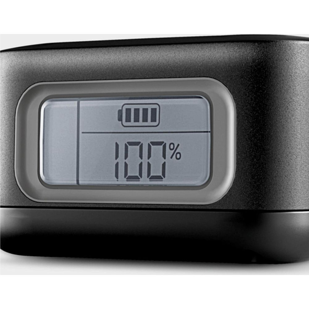 Un display digitale mostra un'icona della batteria e il 100% di carica.