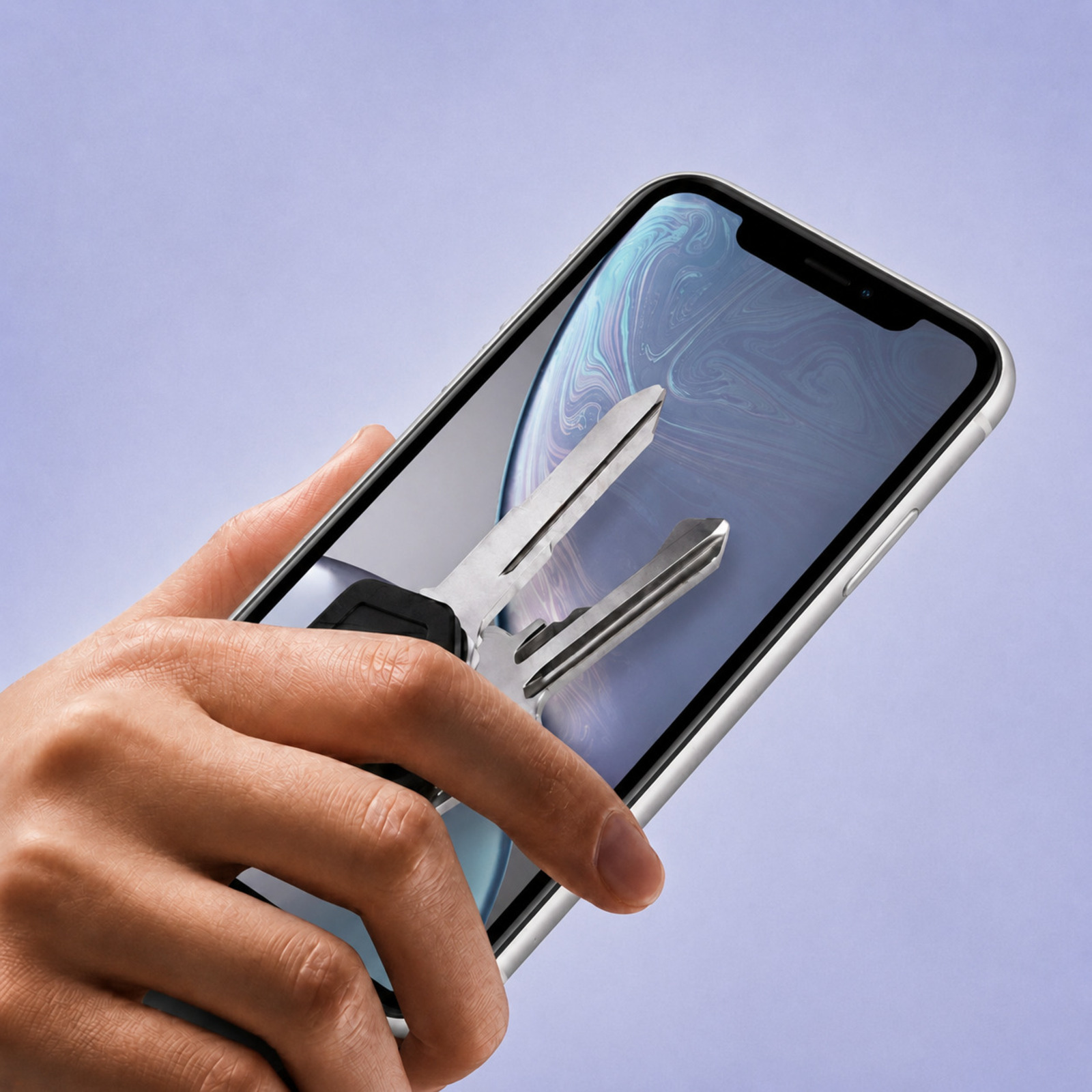 Dłoń trzyma smartfon z kluczykiem samochodowym wyświetlanym na ekranie.