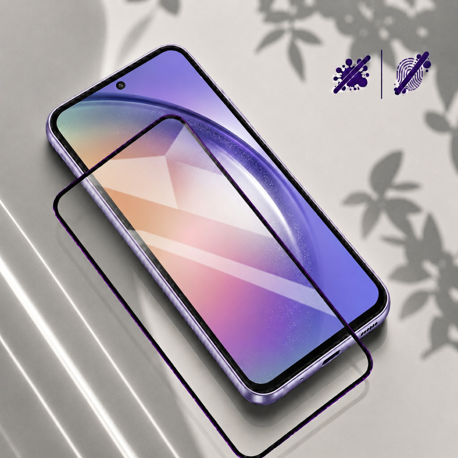 Fioletowa folia ochronna na ekran telefonu leży obok smartfona.