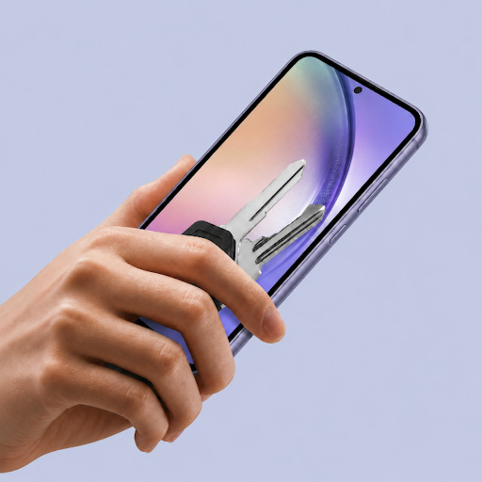 Dłoń trzyma smartfon z nałożonym kluczem na ekranie.