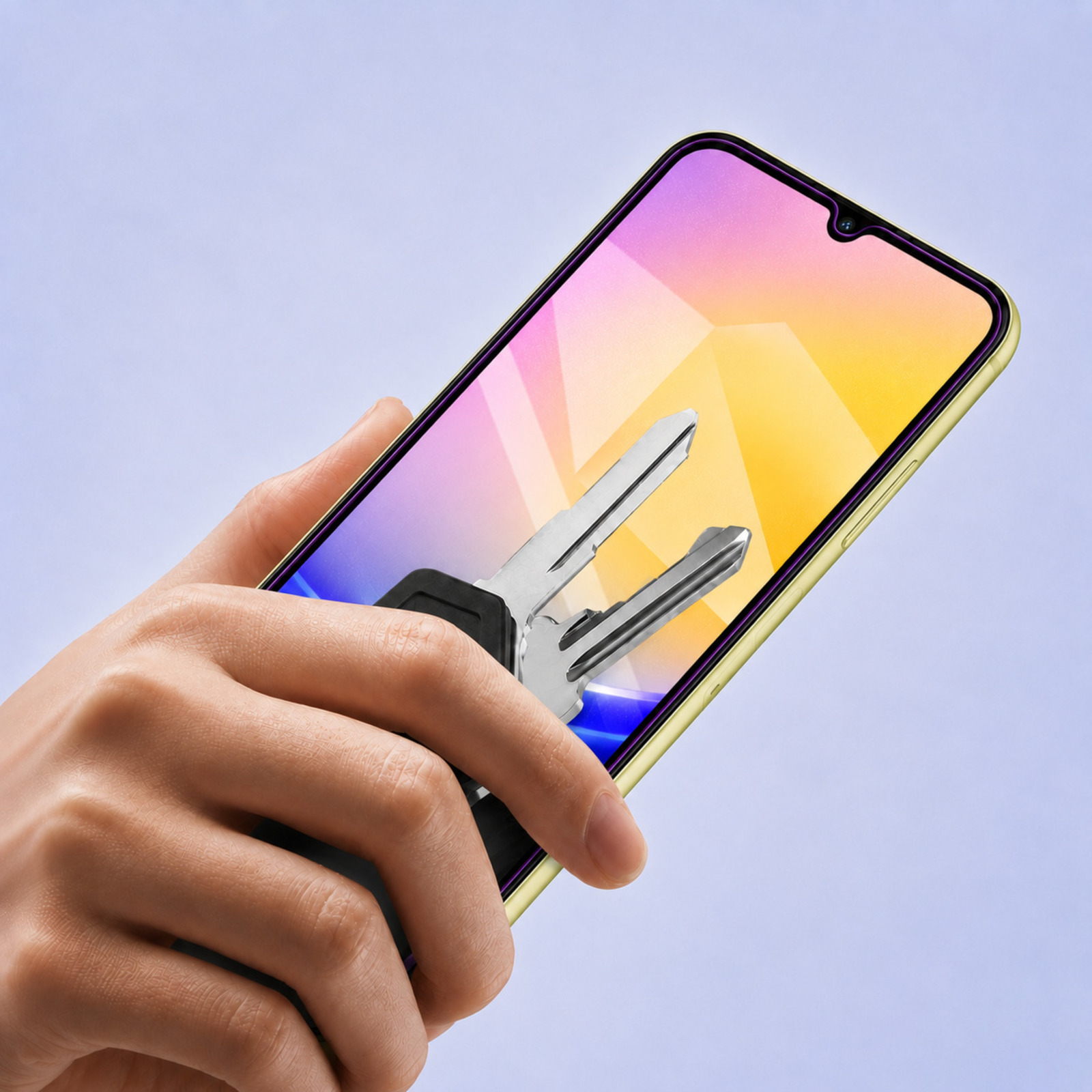 Una mano tiene uno smartphone che mostra chiavi per auto. Uno sfondo astratto viola e giallo è sullo schermo.