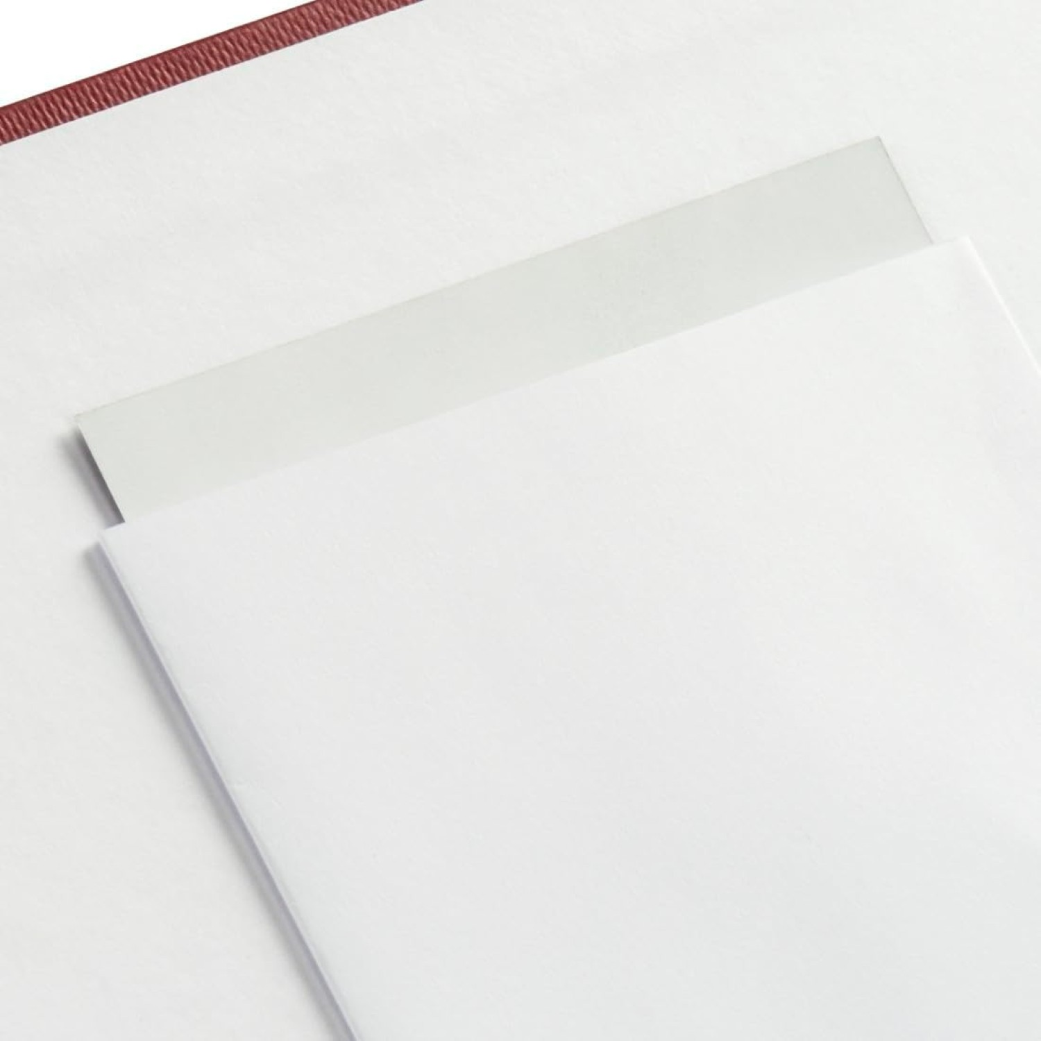 Czerwona książka z białymi stronami. Minimalistyczna i czysta.
