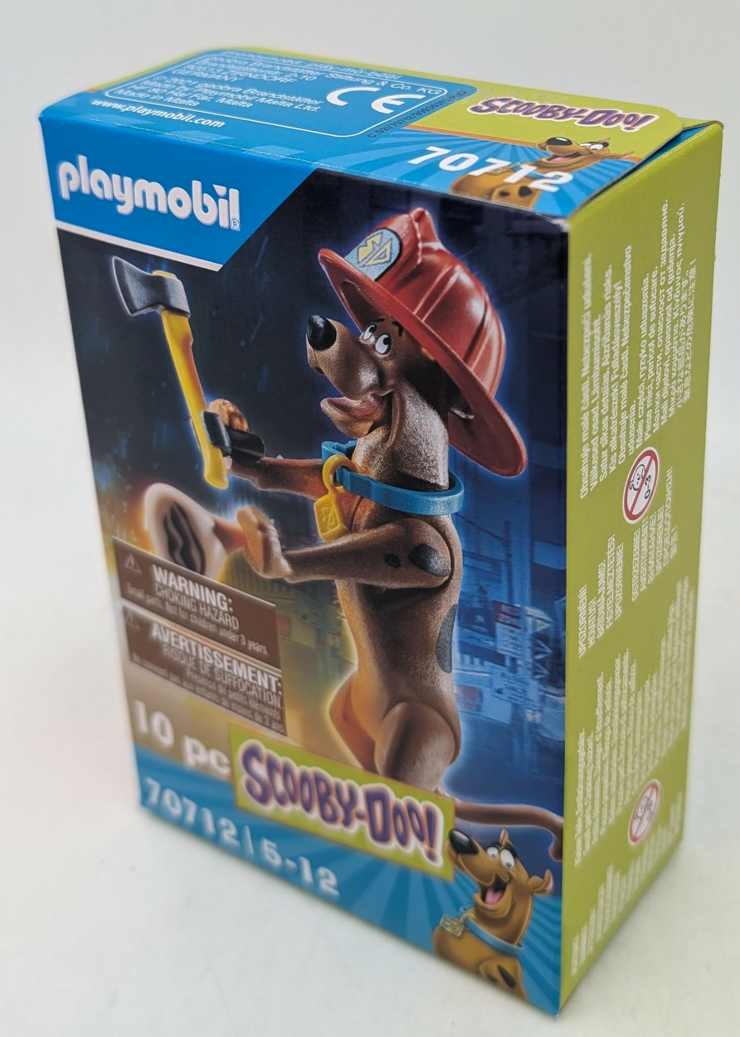 Figurka strażaka Playmobil Scooby-Doo w pudełku z akcesoriami i ostrzeżeniami.