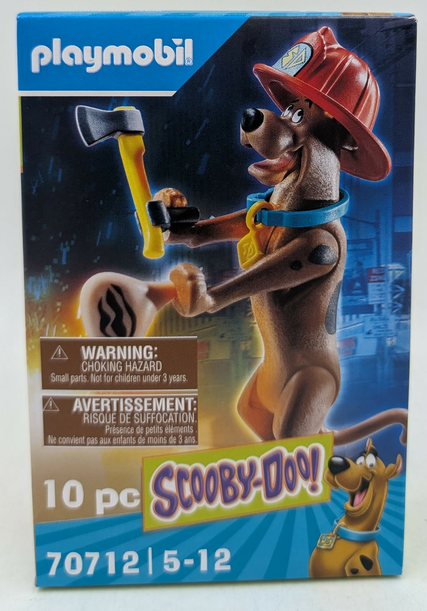 Figurka Playmobil Scooby-Doo w kasku strażackim z siekierą.