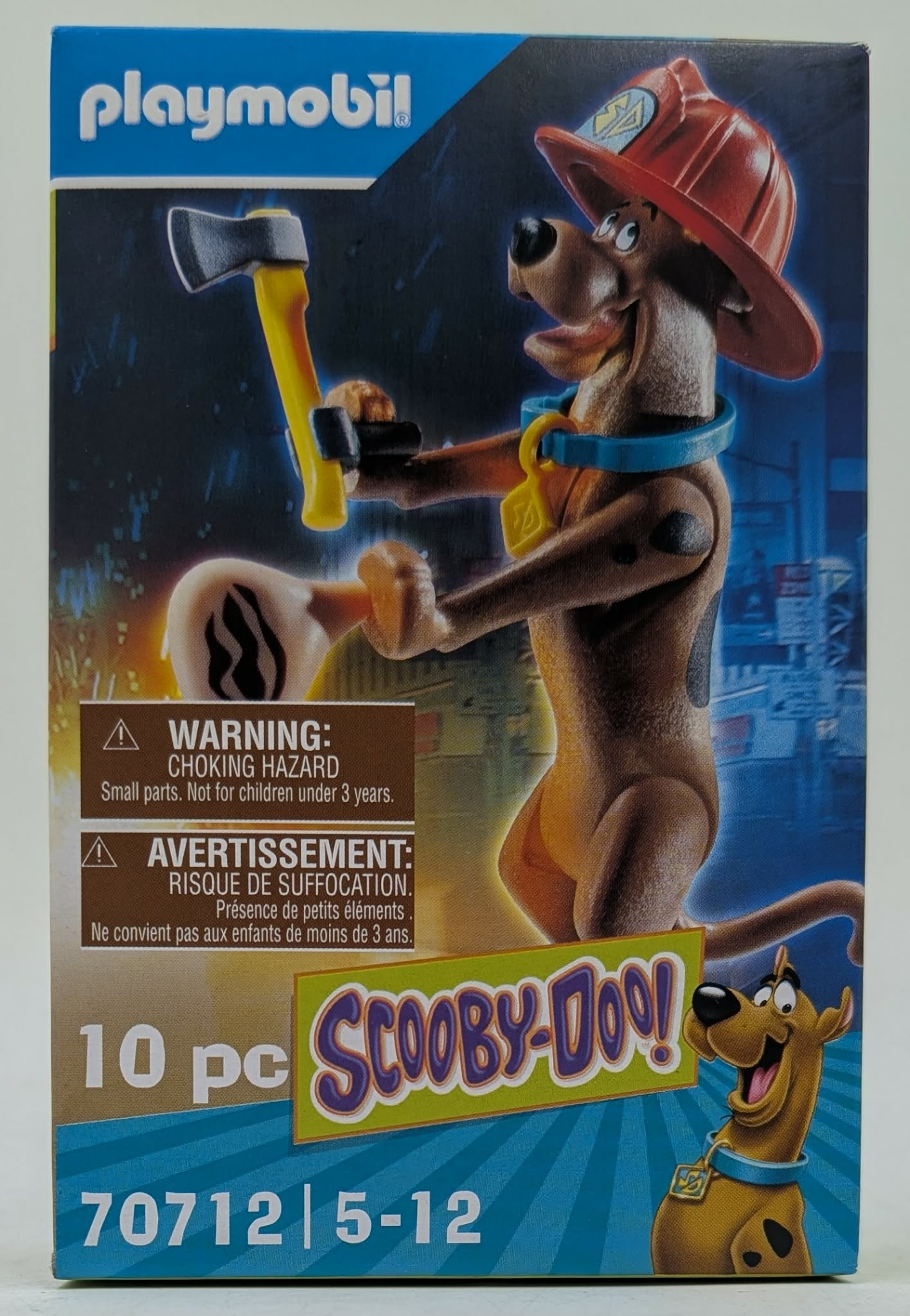 Strażak Playmobil Scooby-Doo z toporem i kaskiem na opakowaniu.