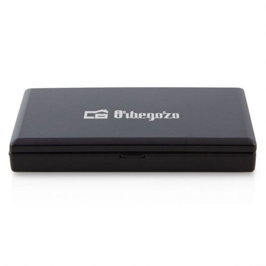Una caja rectangular negra con el logo de Orbegozo en plateado en la parte superior.