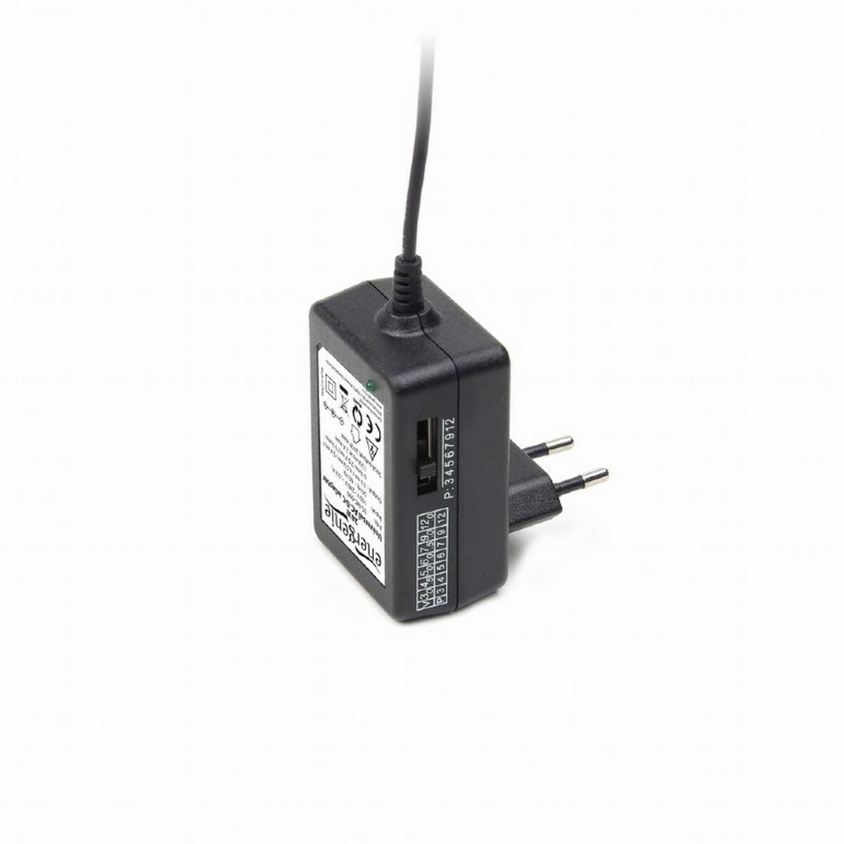 Schwarzer Netzadapter mit Kabel und Stecker auf weißem Hintergrund.