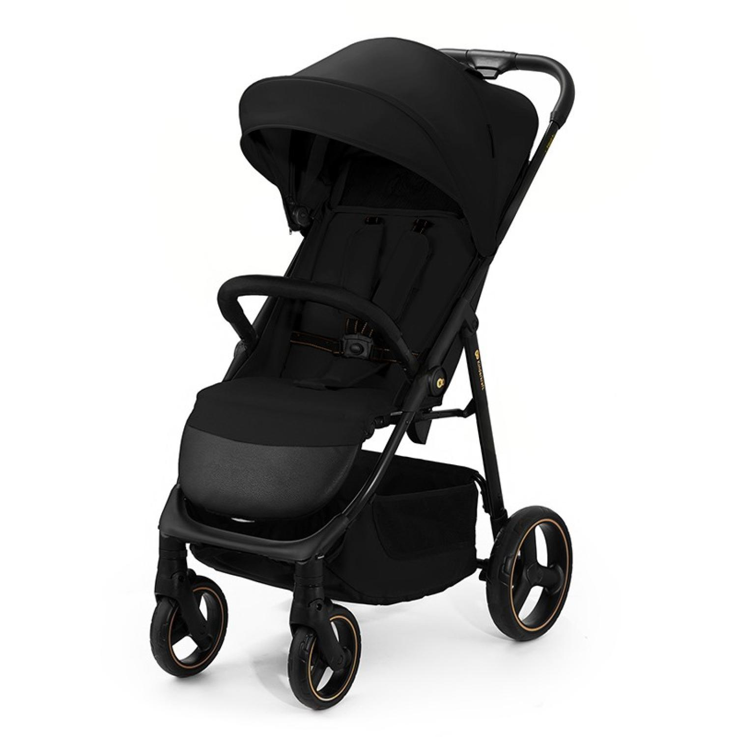 Ein schwarzer Kinderwagen mit Verdeck, Griff, Sitz und Korb. Er hat vier Räder.