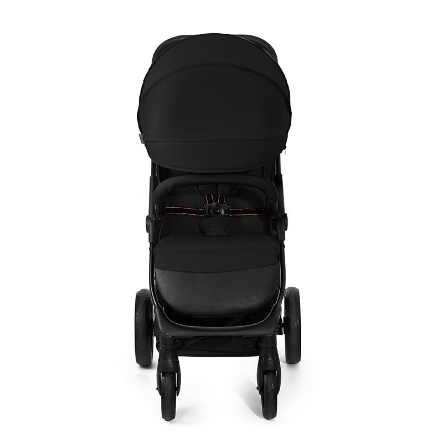 Ein schwarzer Kinderwagen mit Verdeck und Rädern.