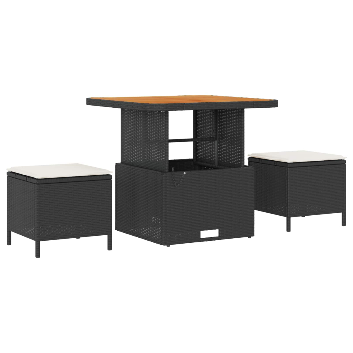 Un tavolo nero in rattan con piano in legno e due sgabelli con cuscini bianchi.