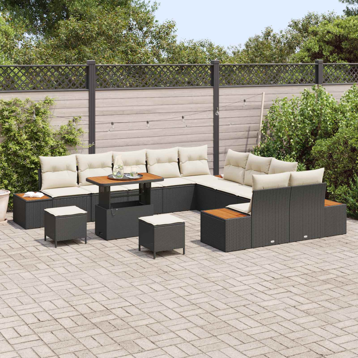 Ein moderner Gartenmöbel-Set mit grauen Rattan-Sesseln, beigen Polstern und einem Holztisch.