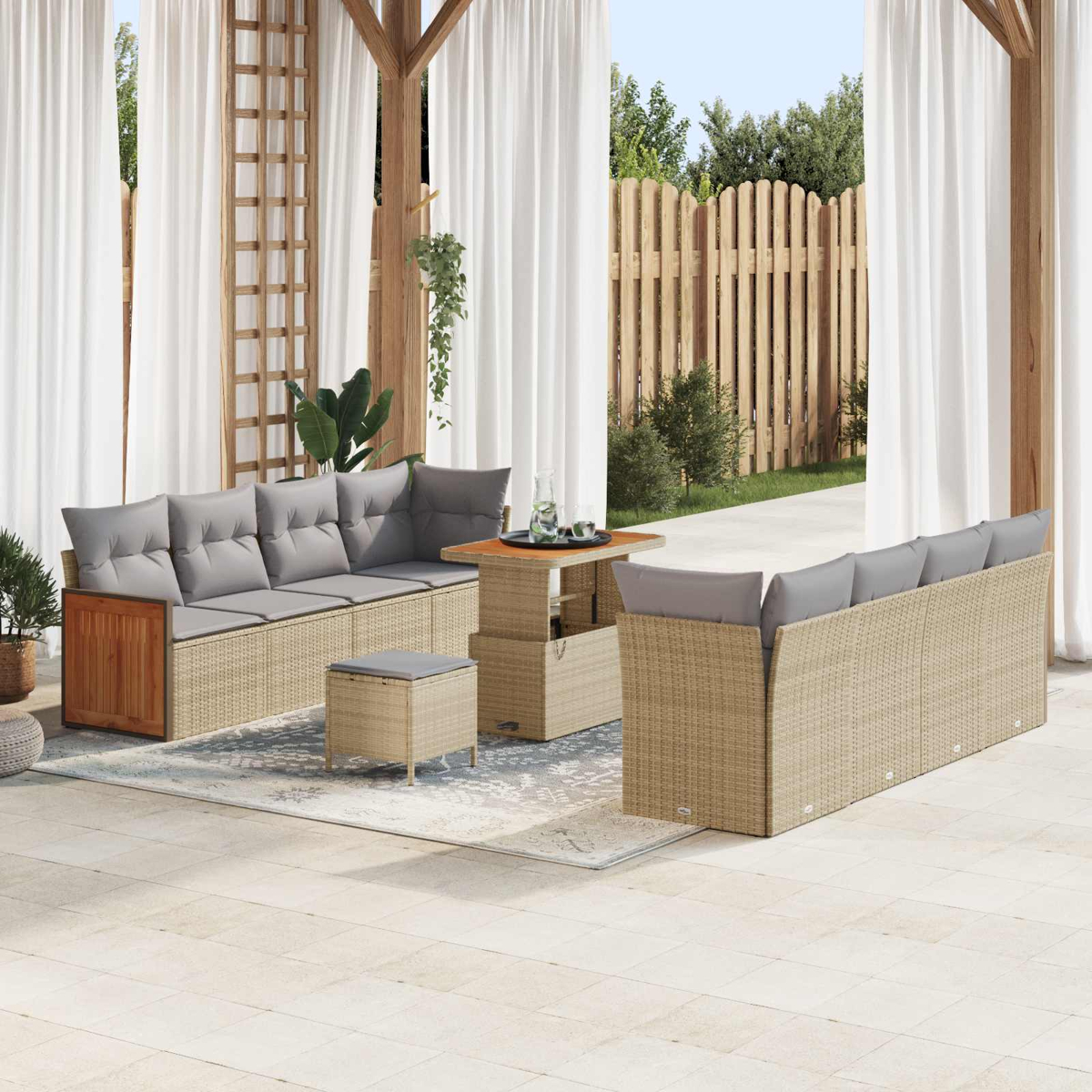 Geflochtenes Terrassenmöbelset mit grauen Kissen: L-förmiges Sofa, Hocker, Tisch, Sofa.
